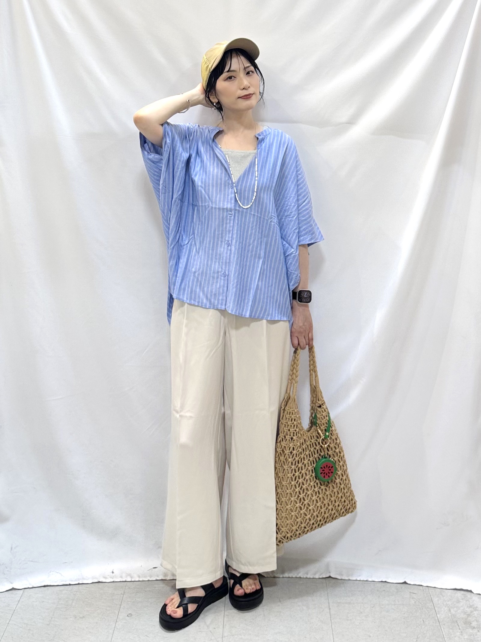 𝐇𝐢𝐫𝐨𝐦𝐢さんの「SHOO･LA･RUE｜【洗濯機可/体型カバー】二の腕隠れる ゆるっとドルマンバンドカラーシャツ」を使ったコーディネート