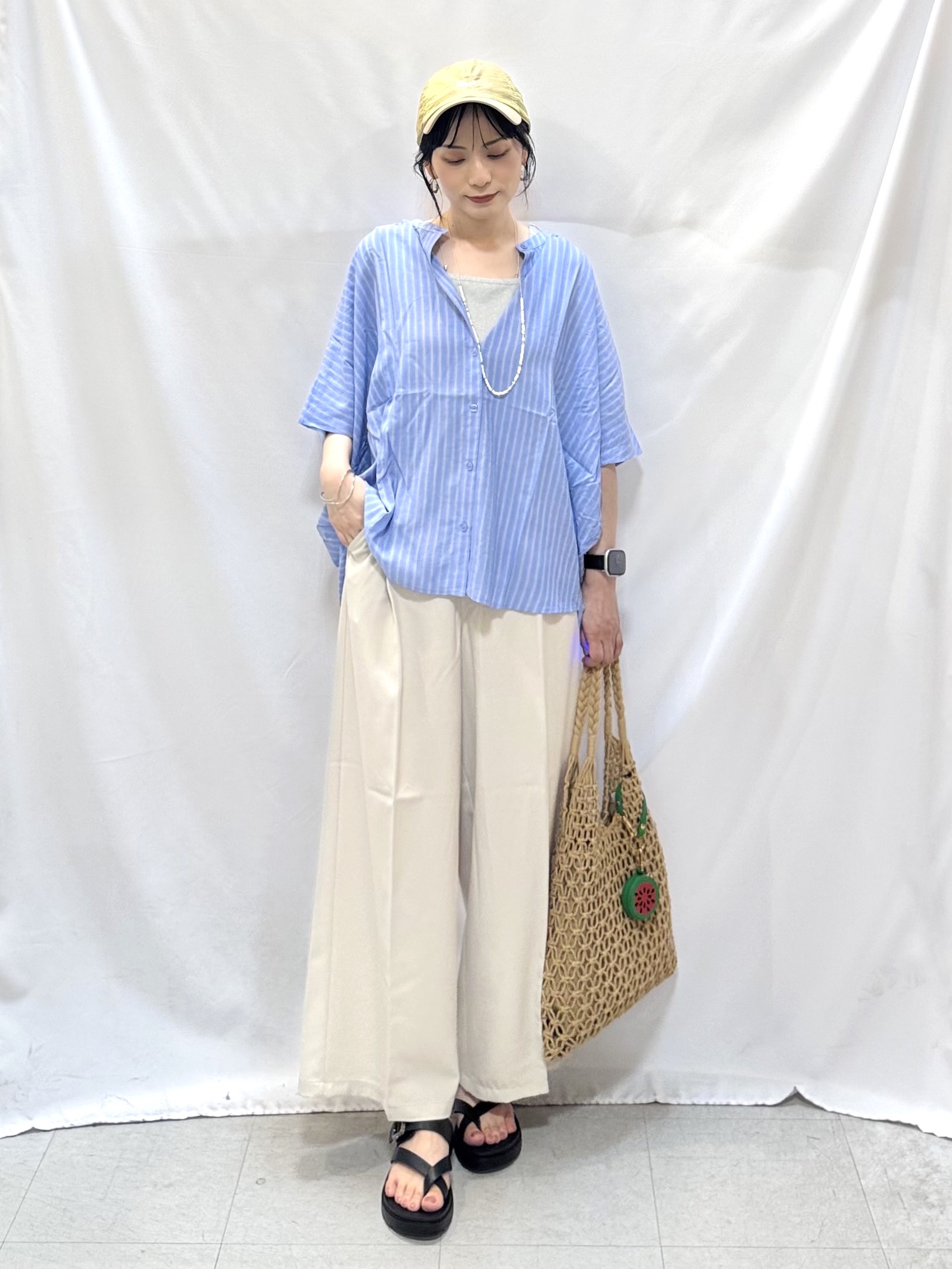 𝐇𝐢𝐫𝐨𝐦𝐢さんの「SHOO･LA･RUE｜【洗濯機可/体型カバー】二の腕隠れる ゆるっとドルマンバンドカラーシャツ」を使ったコーディネート