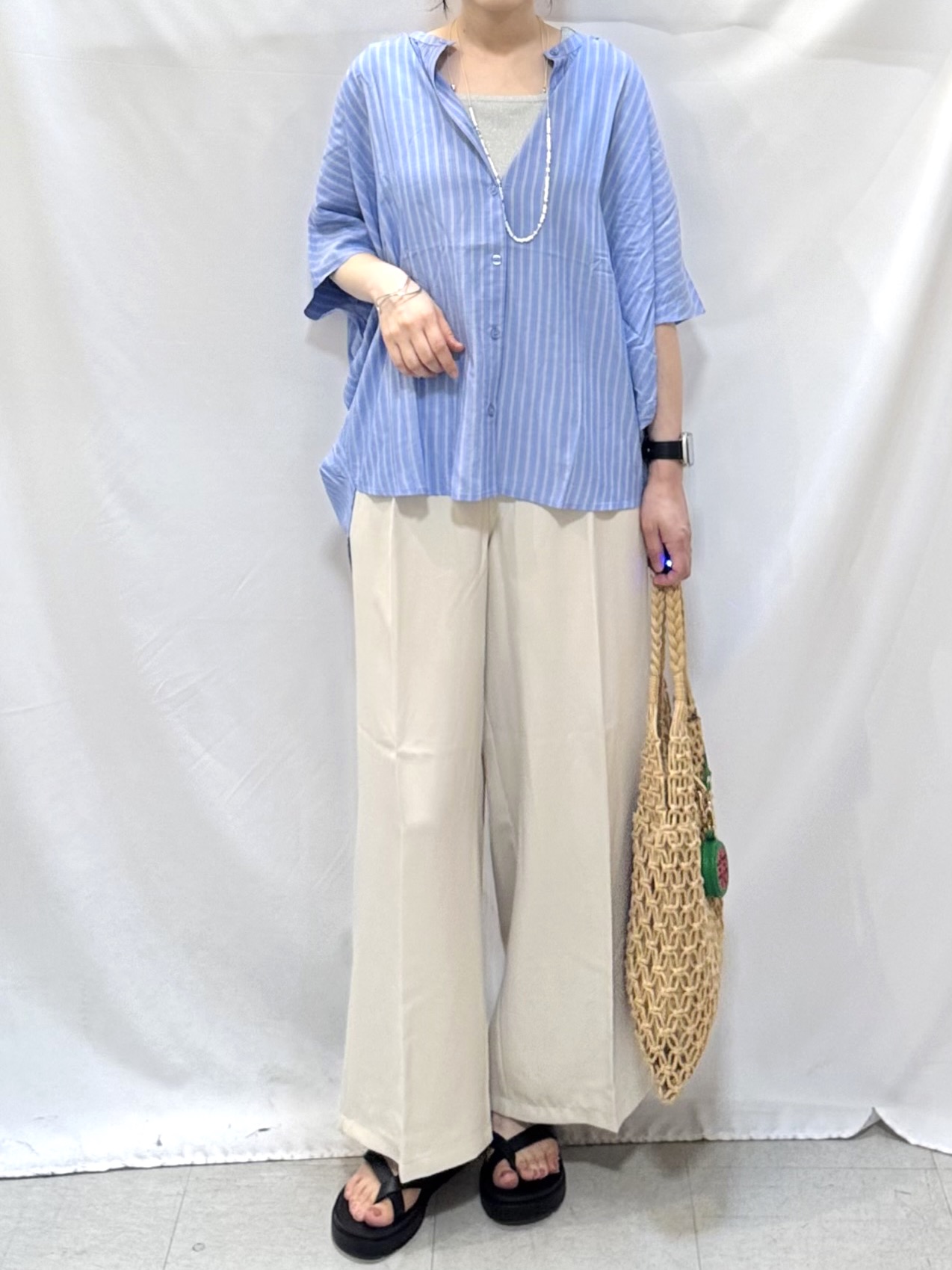 𝐇𝐢𝐫𝐨𝐦𝐢さんの「SHOO･LA･RUE｜【洗濯機可/体型カバー】二の腕隠れる ゆるっとドルマンバンドカラーシャツ」を使ったコーディネート