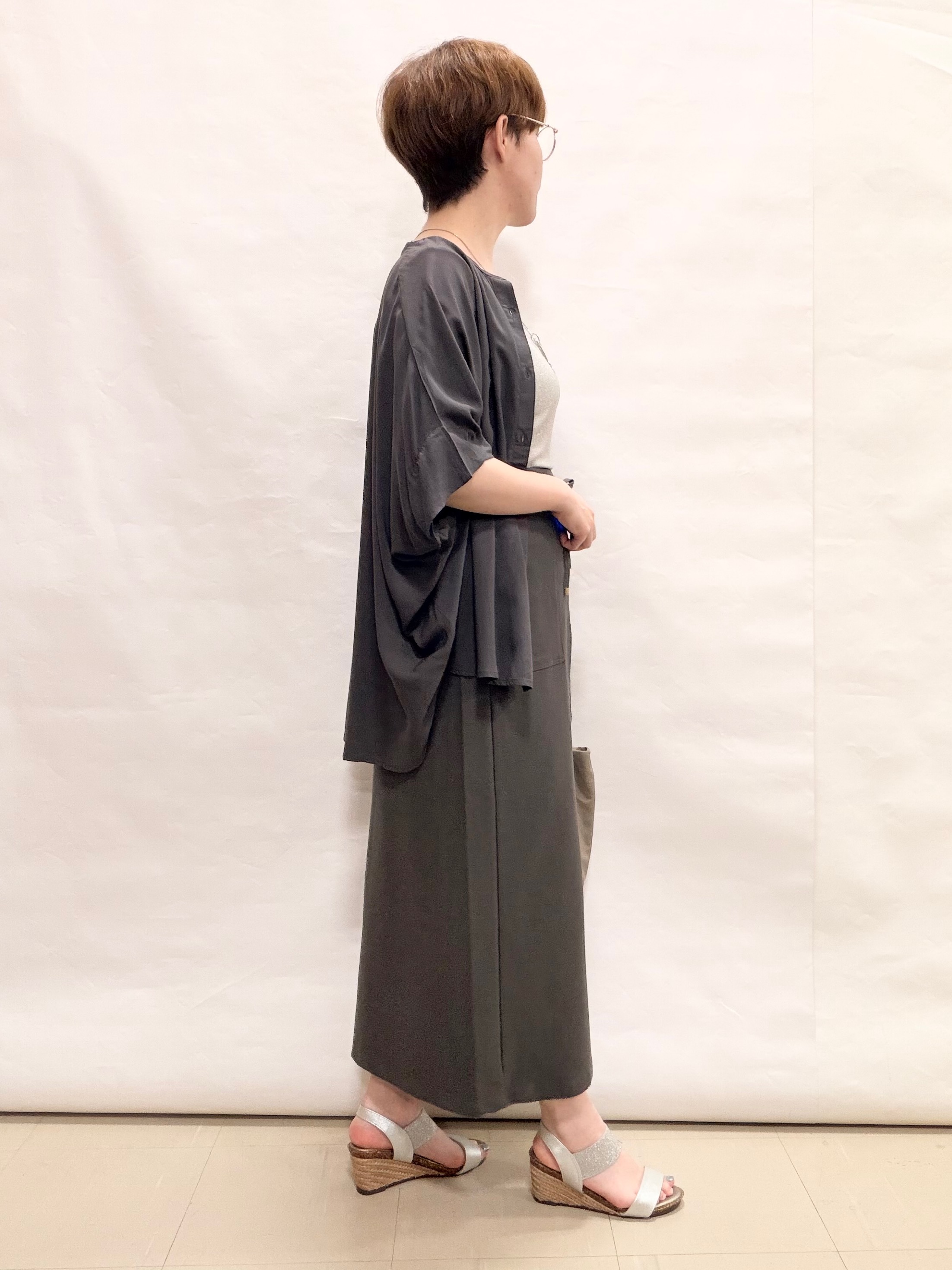 なっちゃんさんの「SHOO･LA･RUE｜【洗濯機可/体型カバー】二の腕隠れる ゆるっとドルマンバンドカラーシャツ」を使ったコーディネート