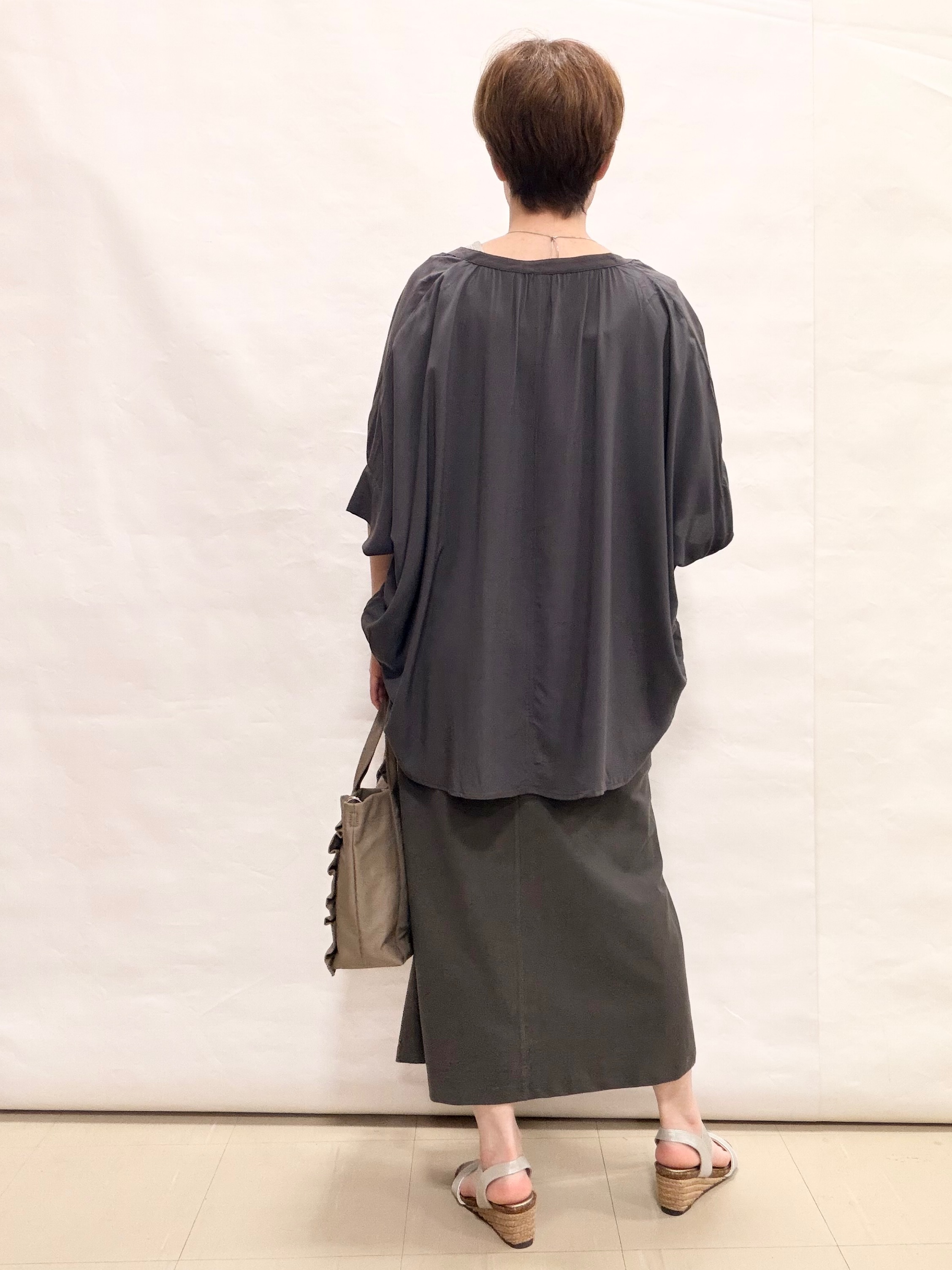 なっちゃんさんの「SHOO･LA･RUE｜【洗濯機可/体型カバー】二の腕隠れる ゆるっとドルマンバンドカラーシャツ」を使ったコーディネート