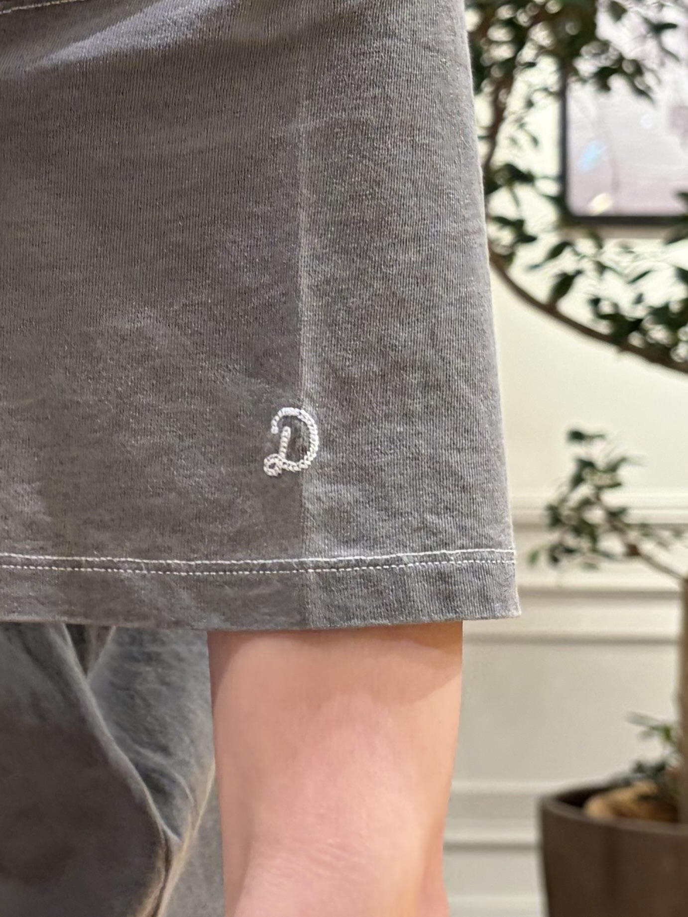 pupiさんの「DRESSTERIOR｜インディゴ天竺ロゴTシャツ」を使ったコーディネート