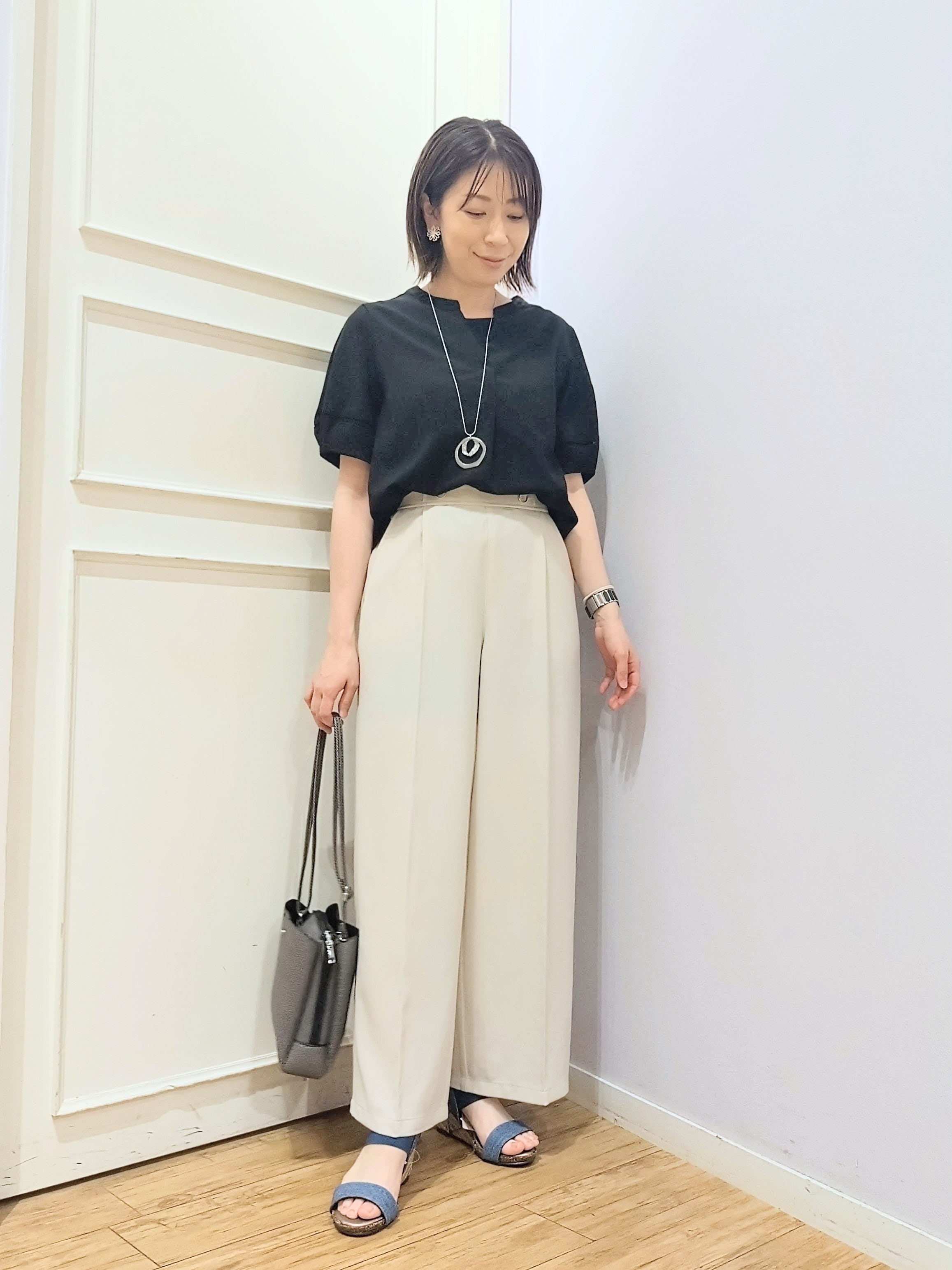 miomioさんの「SHOO･LA･RUE｜【洗濯後しわになりにくい/インせずきまる】シンプルだけど女性らしい 麻調スキッパーブラウス」を使ったコーディネート