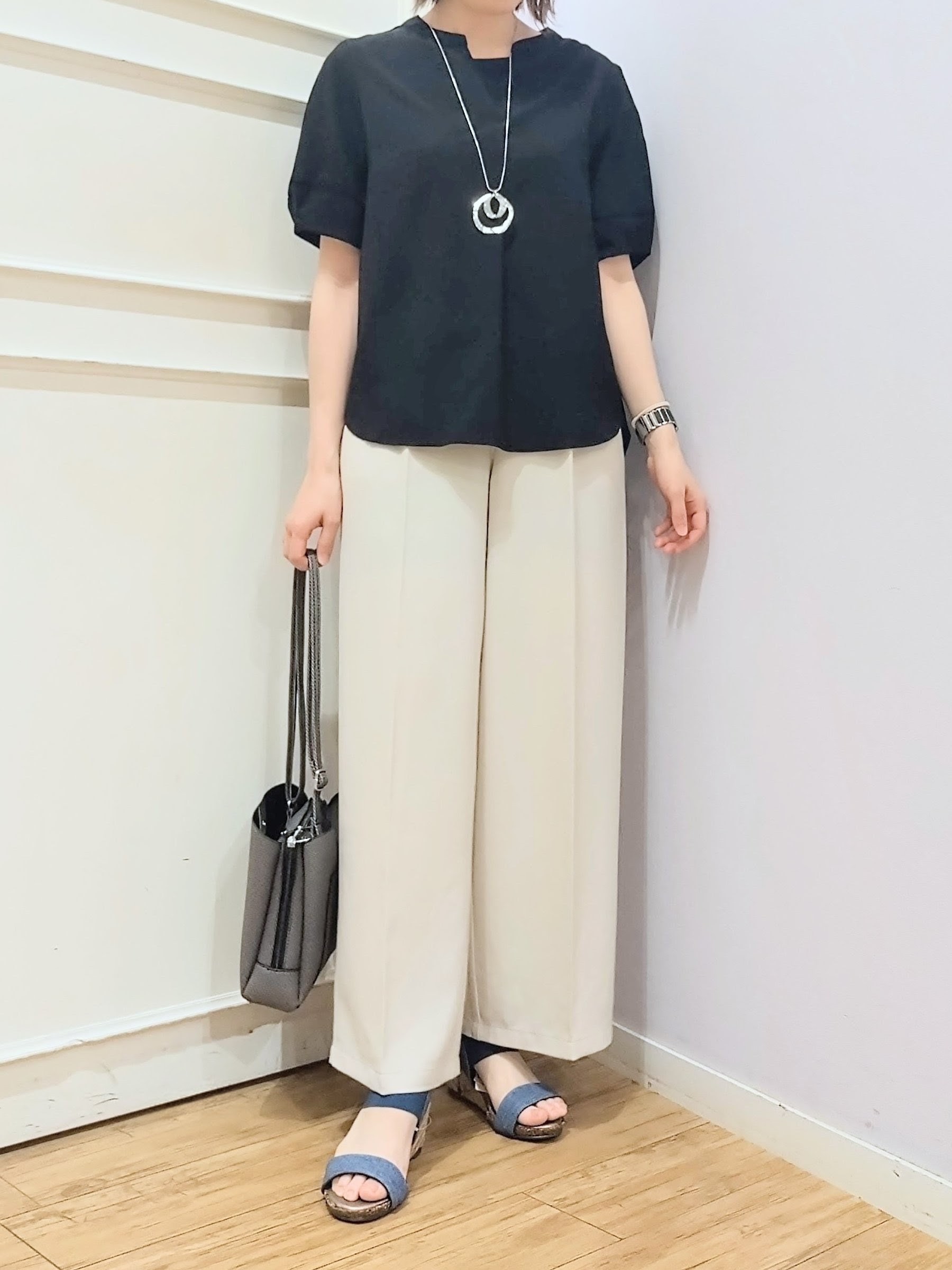 miomioさんの「SHOO･LA･RUE｜【洗濯後しわになりにくい/インせずきまる】シンプルだけど女性らしい 麻調スキッパーブラウス」を使ったコーディネート