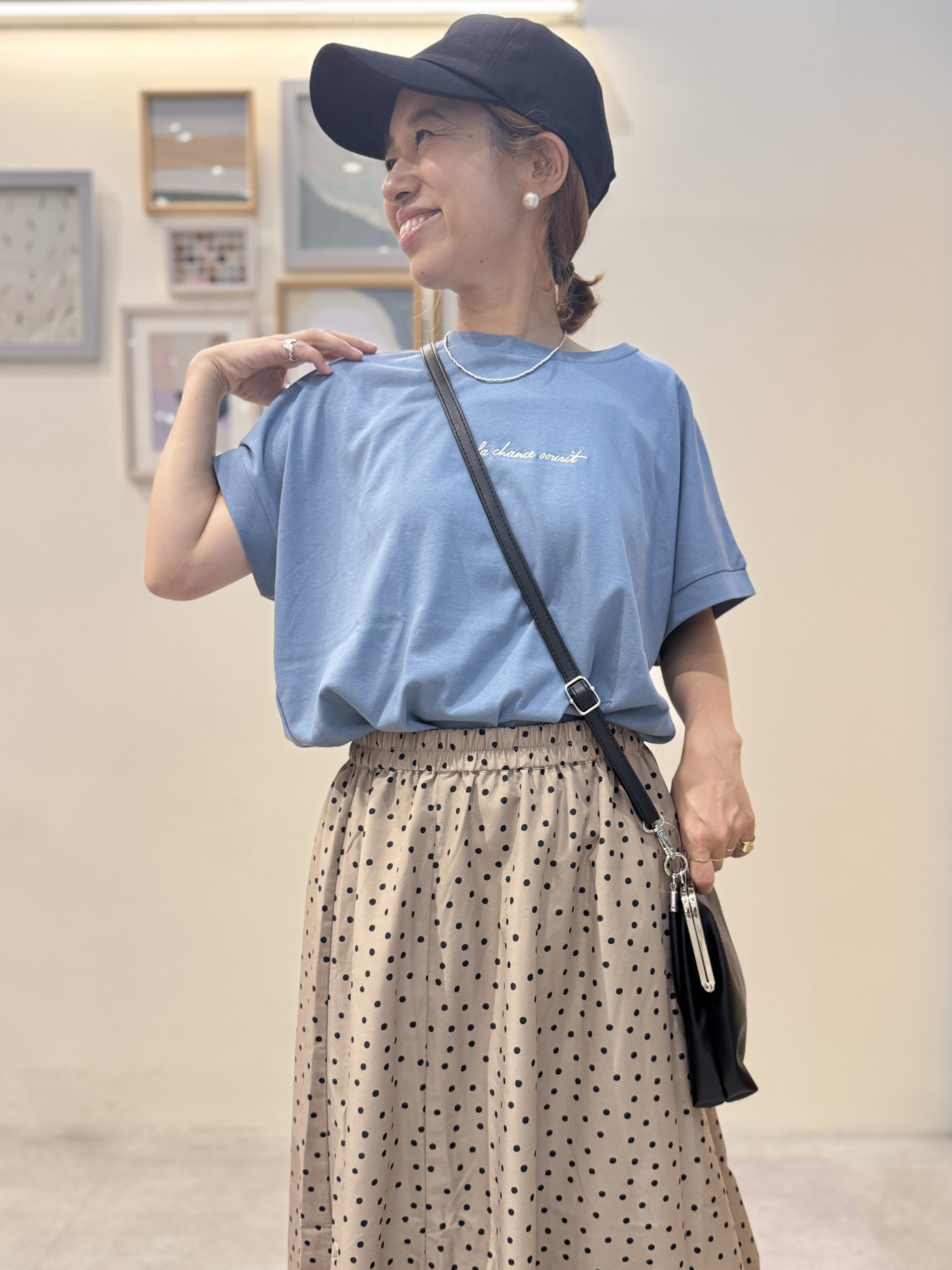 たけぴさんの「SHOO･LA･RUE｜【汗じみ防止/S-LL/体型カバー/洗濯機可】汗じみが気になりにくい 大人の刺繍ロゴTシャツ」を使ったコーディネート