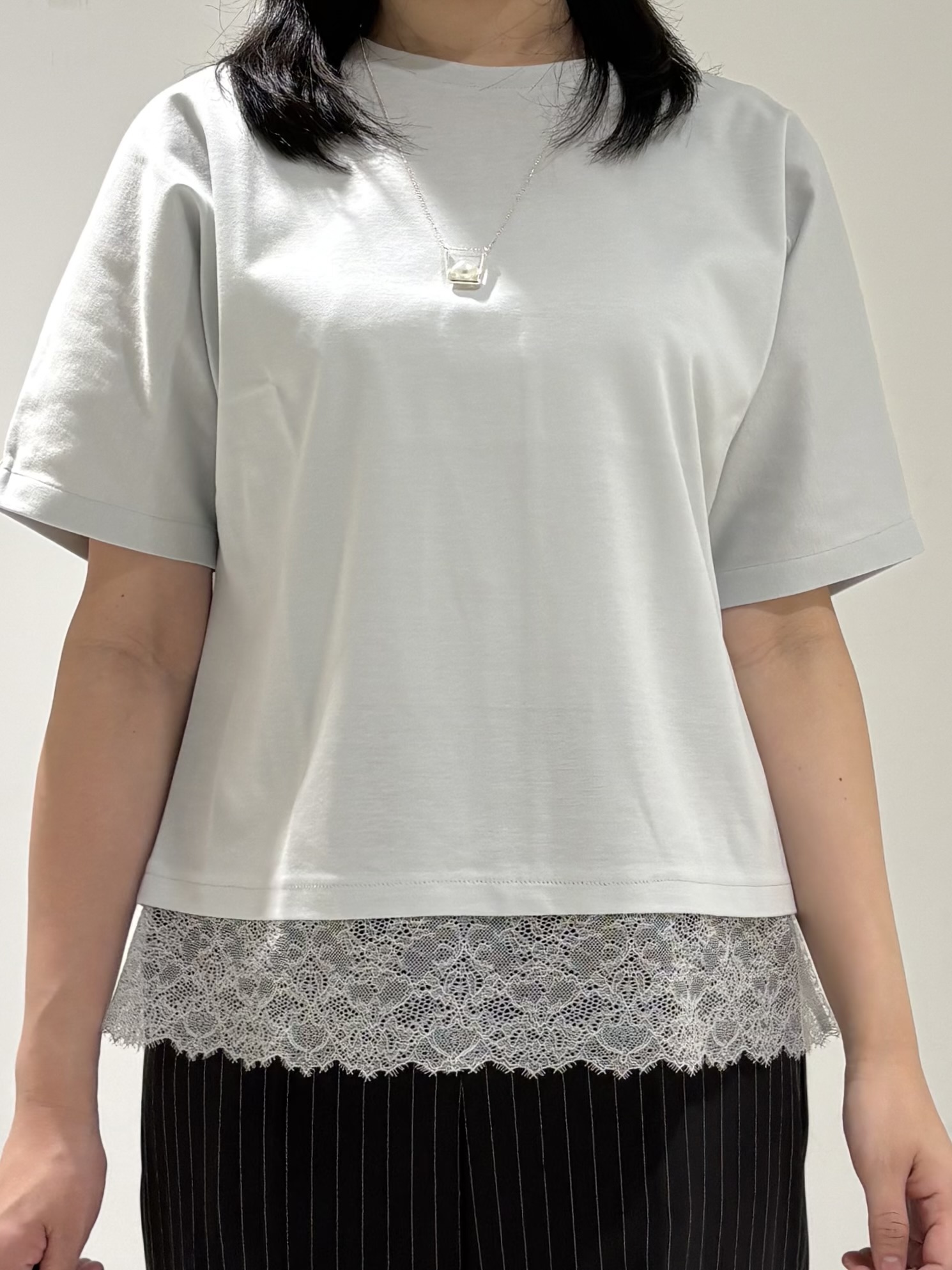 momokoさんの「INDIVI｜【汗ジミ防止／接触冷感】裾レースドルマンTシャツ」を使ったコーディネート