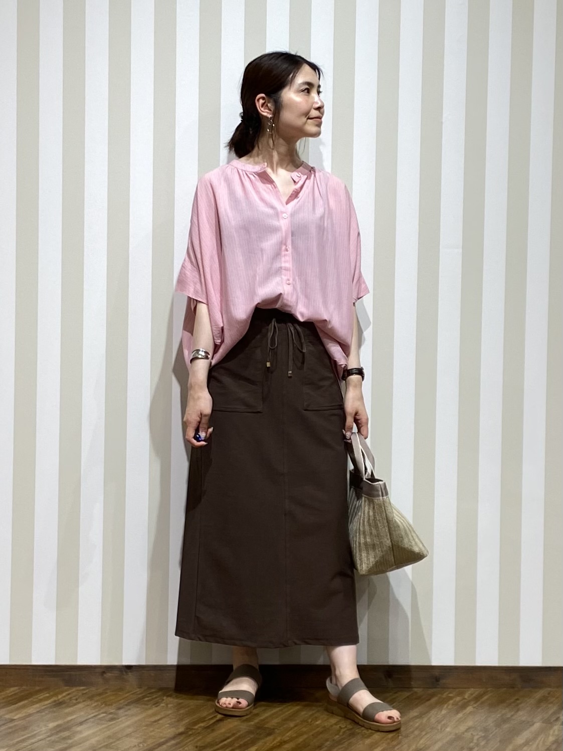 SAOさんの「SHOO･LA･RUE｜【洗濯機可/体型カバー】二の腕隠れる ゆるっとドルマンバンドカラーシャツ」を使ったコーディネート
