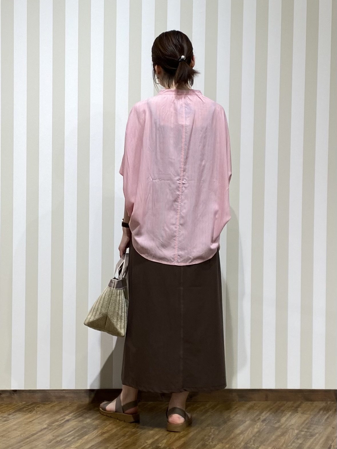 SAOさんの「SHOO･LA･RUE｜【洗濯機可/体型カバー】二の腕隠れる ゆるっとドルマンバンドカラーシャツ」を使ったコーディネート