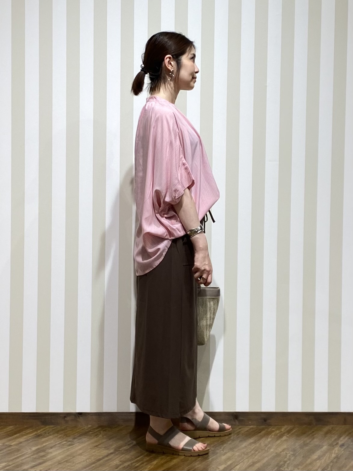 SAOさんの「SHOO･LA･RUE｜【洗濯機可/体型カバー】二の腕隠れる ゆるっとドルマンバンドカラーシャツ」を使ったコーディネート