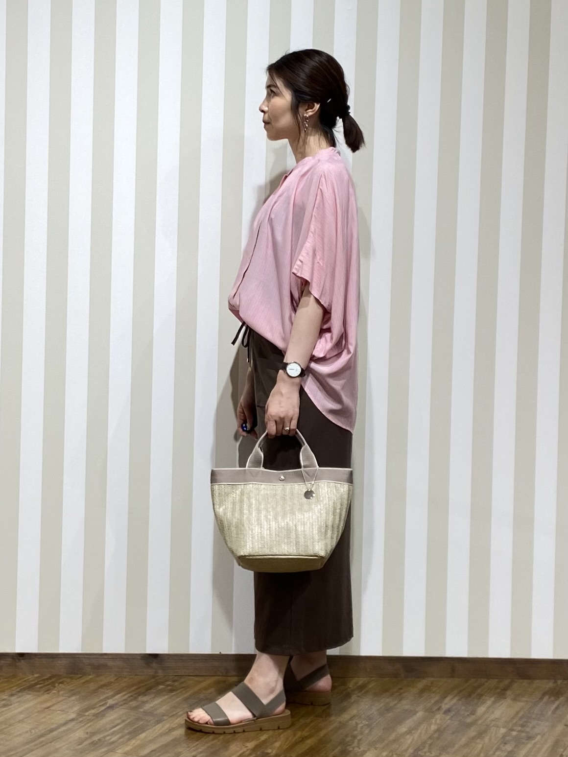 SAOさんの「SHOO･LA･RUE｜【洗濯機可/体型カバー】二の腕隠れる ゆるっとドルマンバンドカラーシャツ」を使ったコーディネート