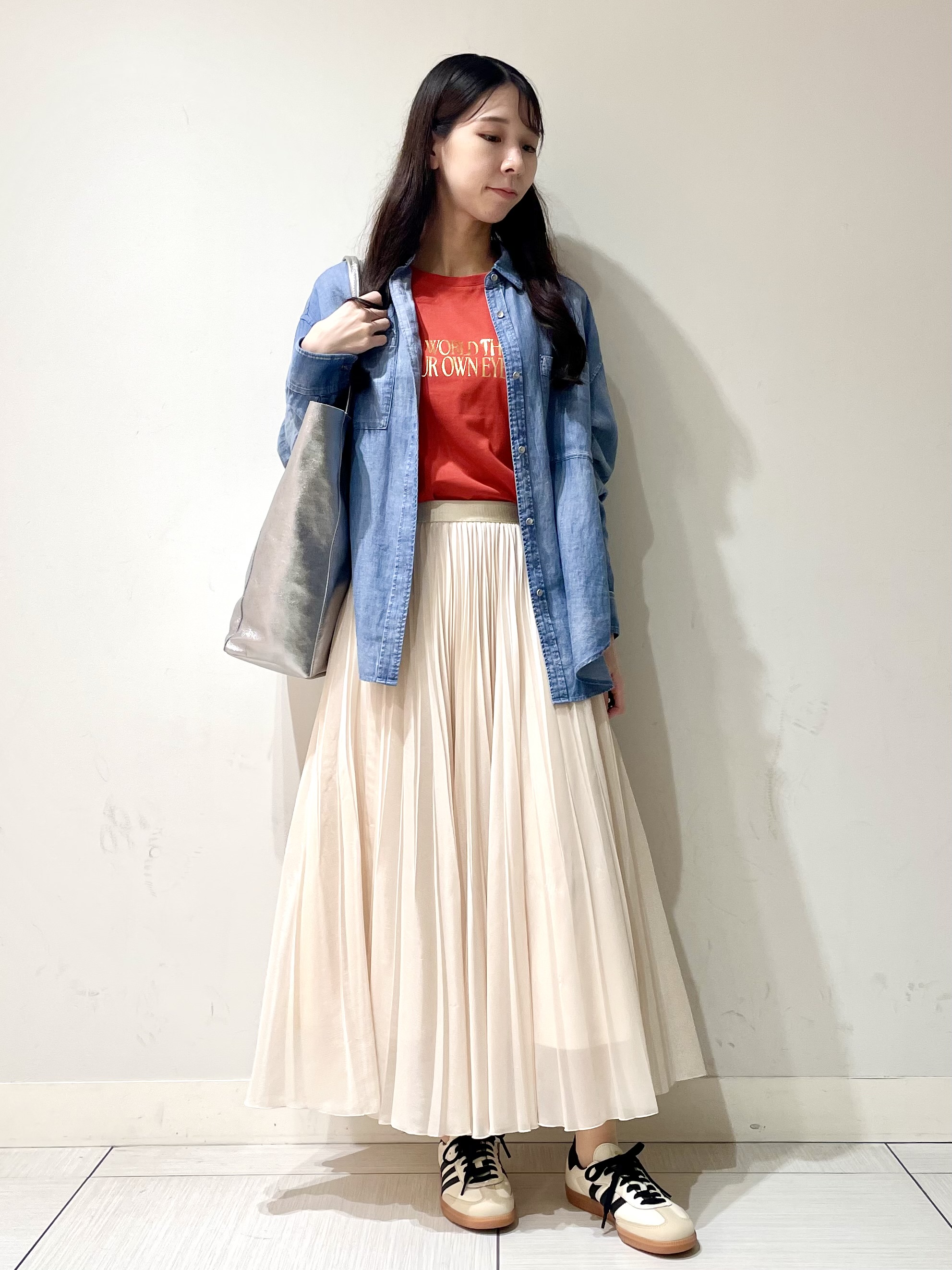 ことさんの「DRESSTERIOR｜箔プリント ロゴTシャツ」を使ったコーディネート