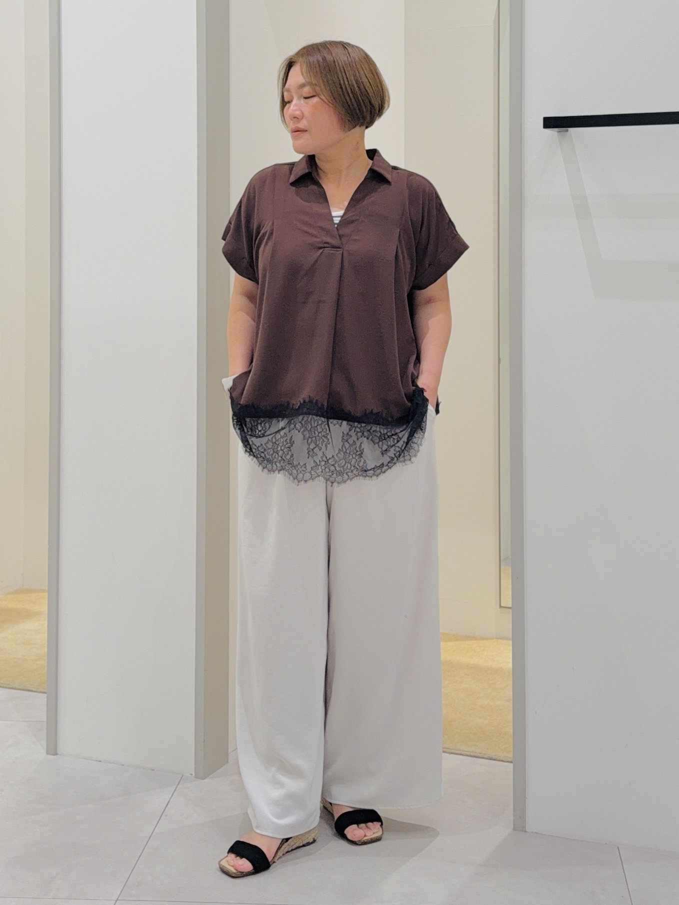 タナさんの「THE SHOP TK｜【ひんやり/体型カバー】裾レース切り替え スキッパーシャツ」を使ったコーディネート
