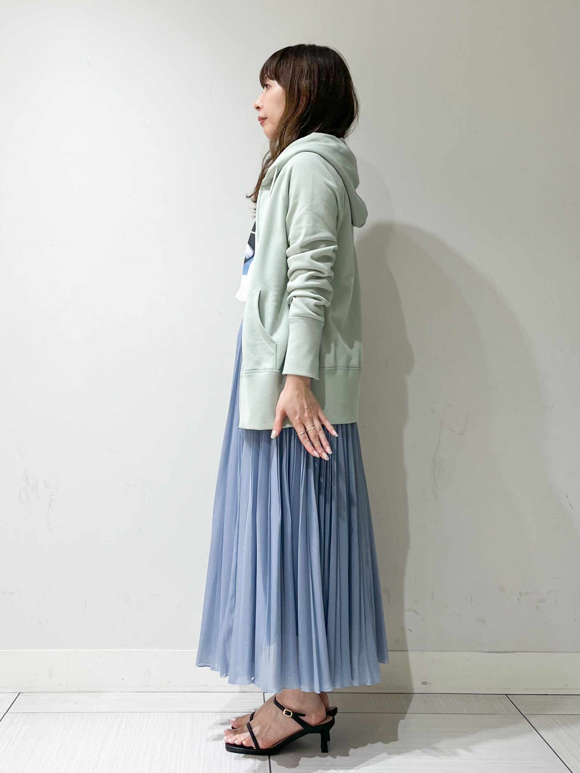 じゅんさんの「DRESSTERIOR｜【春夏/寒暖差対応/ウォッシャブル】ライト裏毛フーディー」を使ったコーディネート