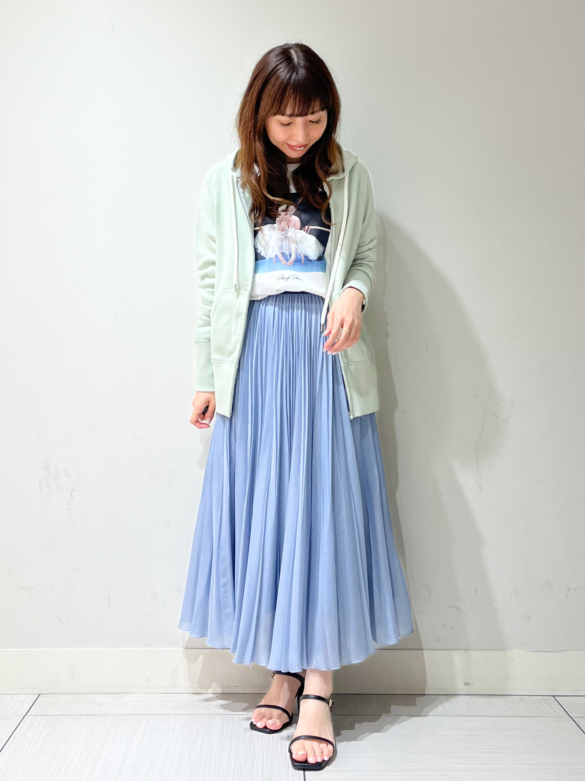 じゅんさんの「DRESSTERIOR｜【春夏/寒暖差対応/ウォッシャブル】ライト裏毛フーディー」を使ったコーディネート
