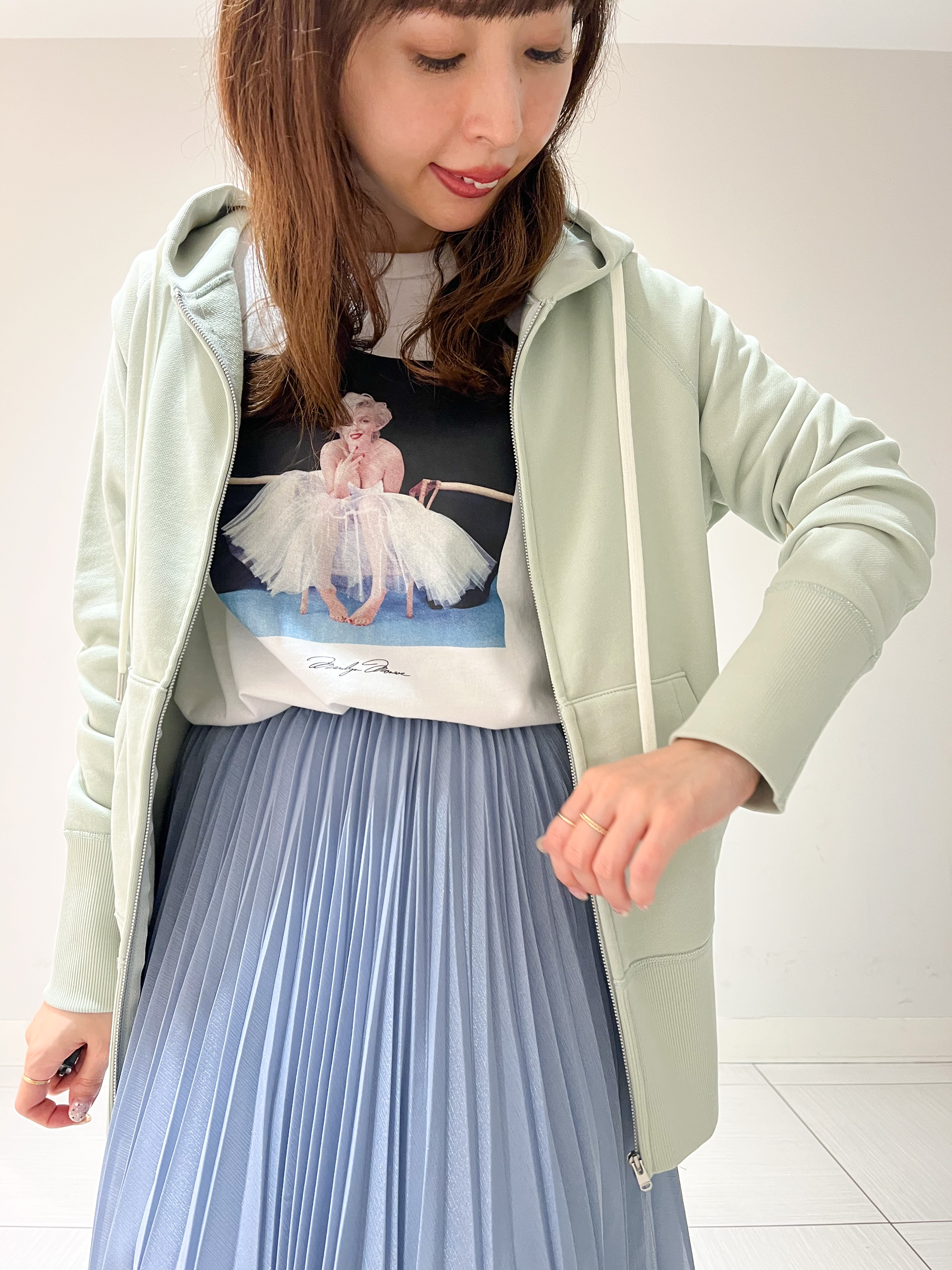 じゅんさんの「DRESSTERIOR｜【春夏/寒暖差対応/ウォッシャブル】ライト裏毛フーディー」を使ったコーディネート