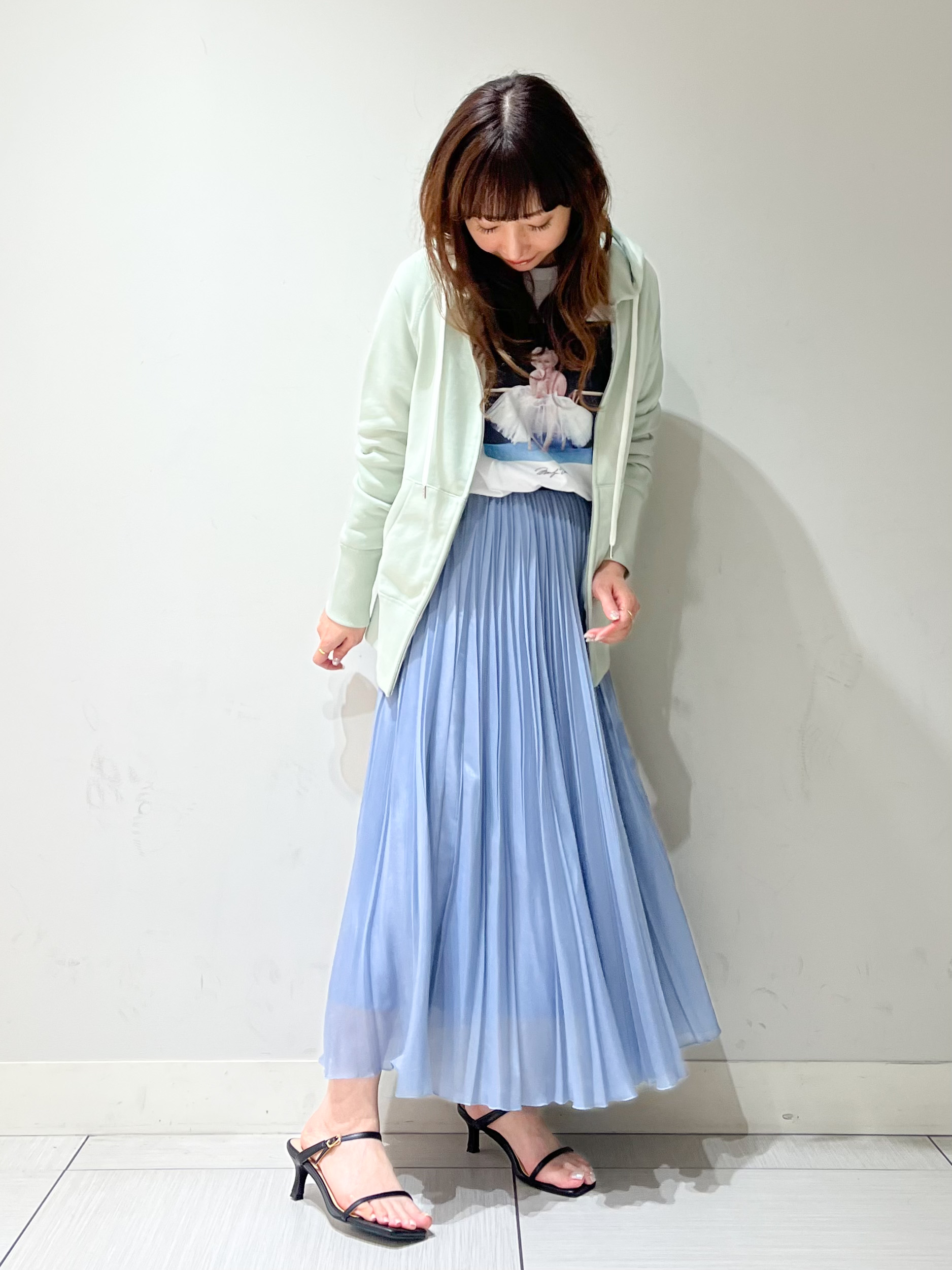 じゅんさんの「DRESSTERIOR｜【春夏/寒暖差対応/ウォッシャブル】ライト裏毛フーディー」を使ったコーディネート