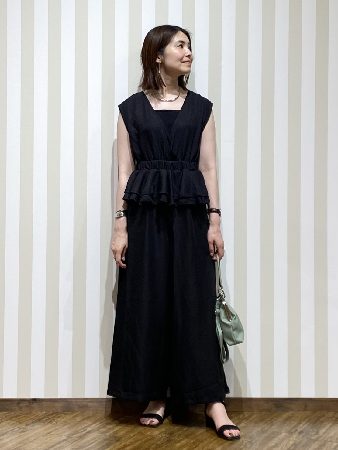 SAOさんの「SHOO･LA･RUE｜【S-LL/洗濯機可】ラクにキレイに Vネックペプラムオールインワン」を使ったコーディネート