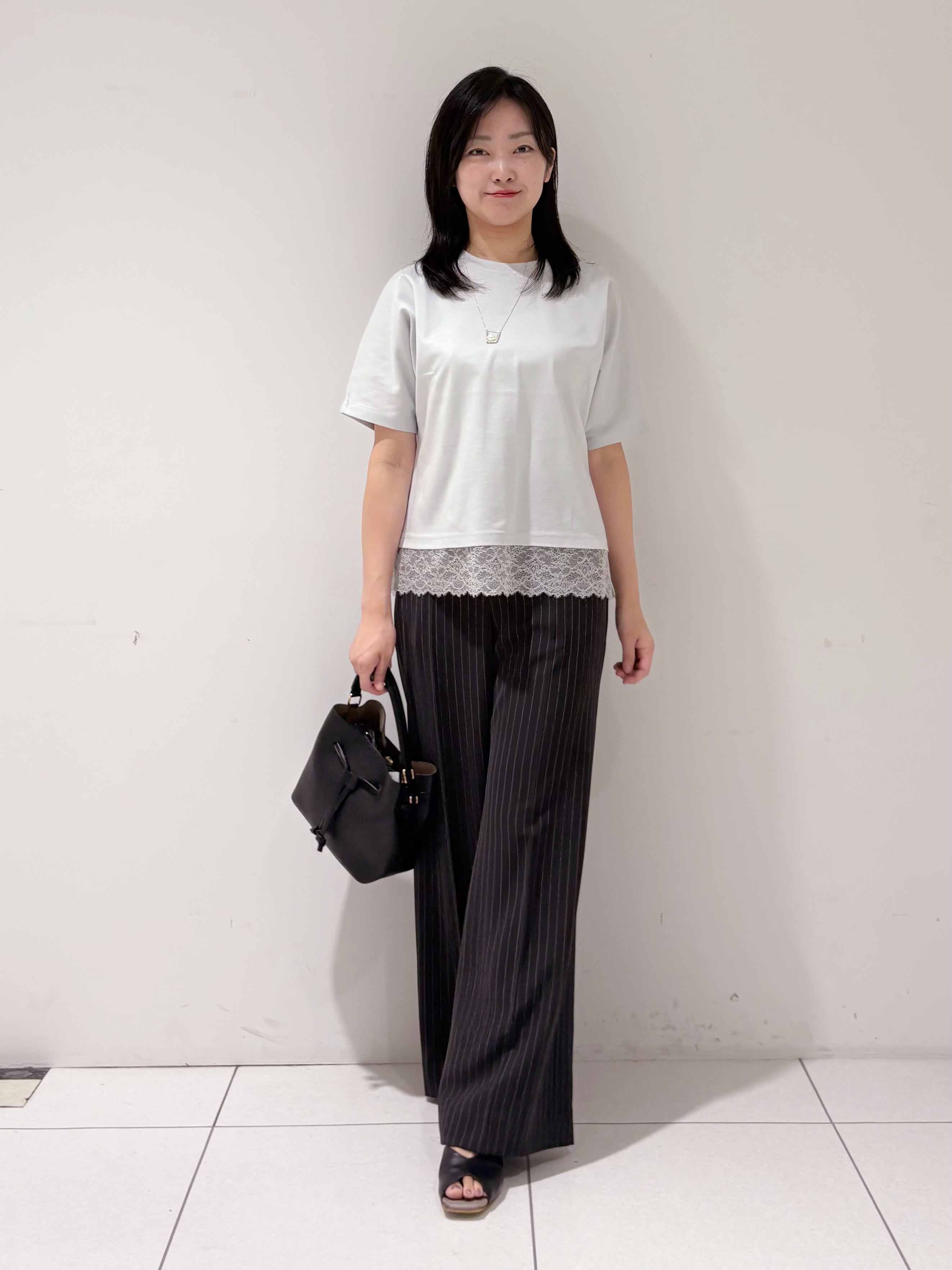 momokoさんの「INDIVI｜【汗ジミ防止／接触冷感】裾レースドルマンTシャツ」を使ったコーディネート