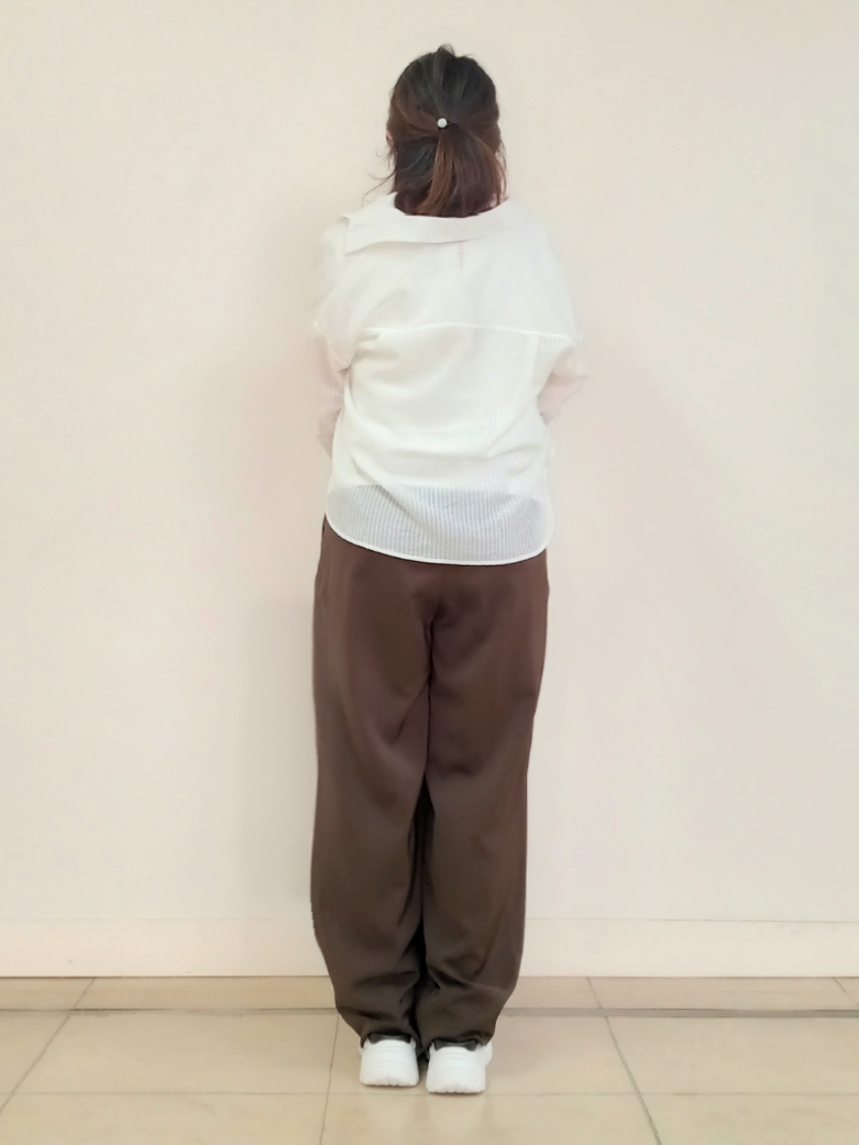 emiさんの「DRESSTERIOR｜シアーストライプクロップドシャツ」を使ったコーディネート