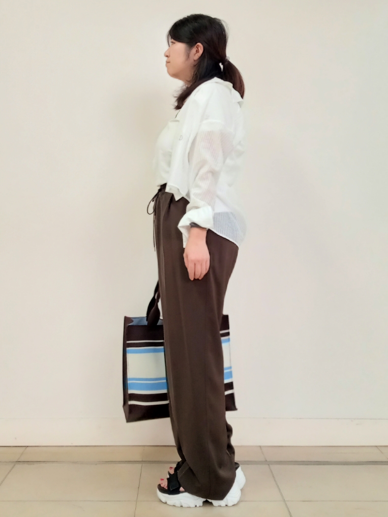 emiさんの「DRESSTERIOR｜シアーストライプクロップドシャツ」を使ったコーディネート