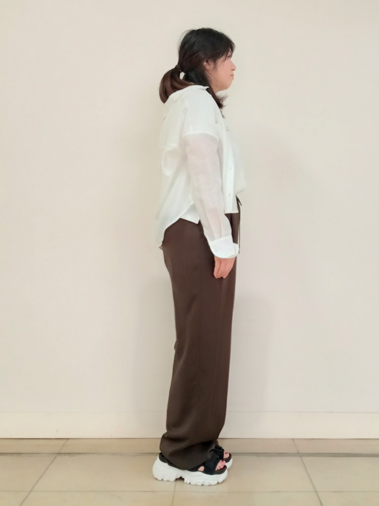 emiさんの「DRESSTERIOR｜シアーストライプクロップドシャツ」を使ったコーディネート