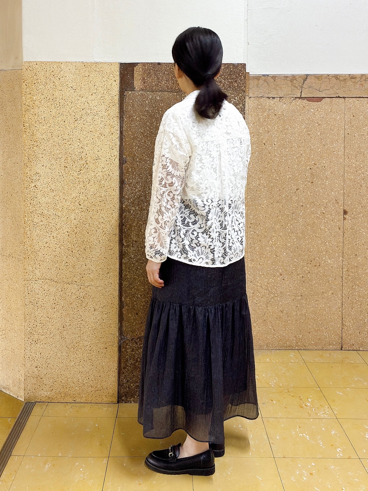 hattoriさんの「INDIVI｜【洗える／きれいめ】デニム風シアーティアードスカート」を使ったコーディネート