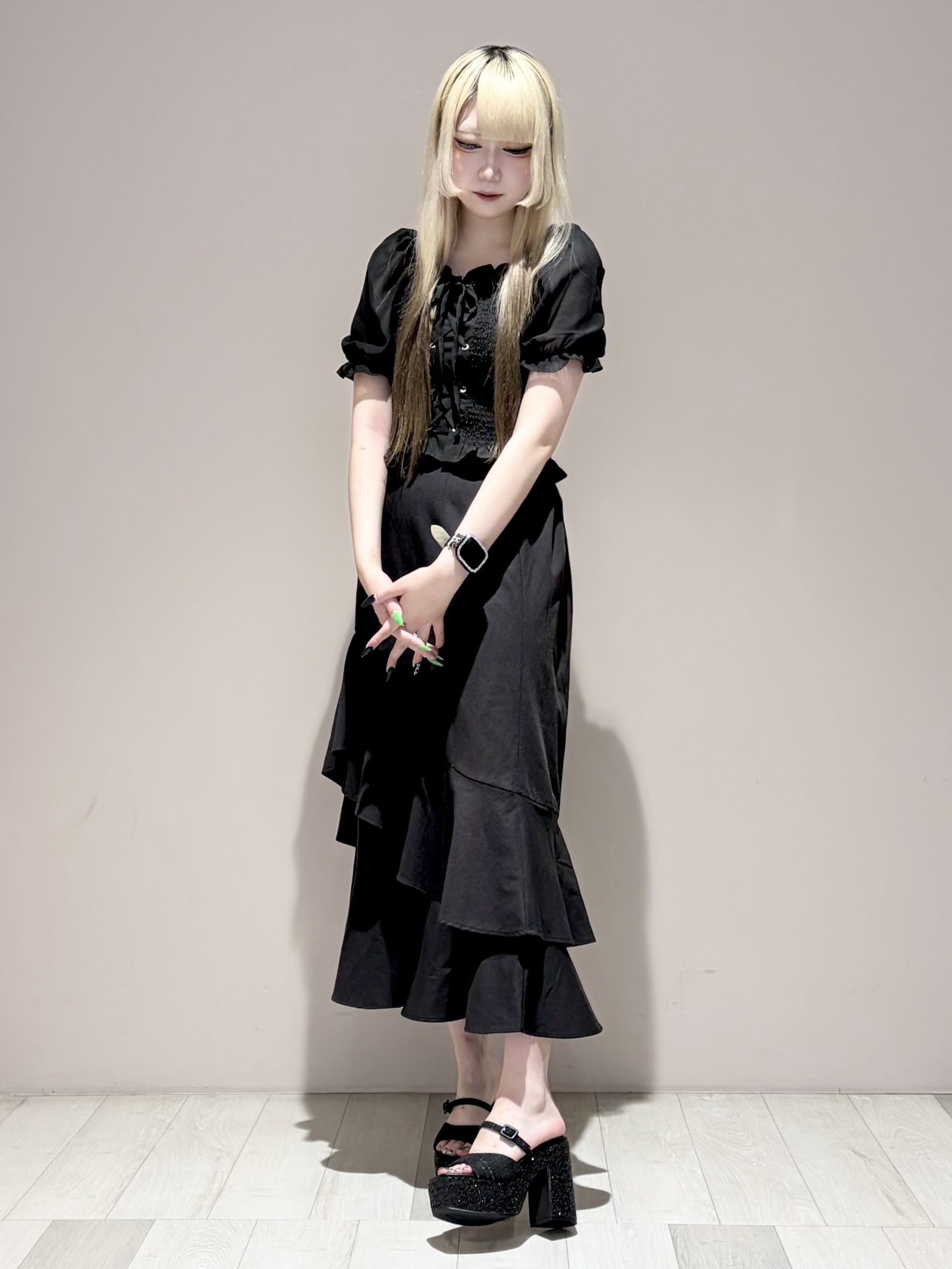 しおりんさんの「ESPERANZA｜【ラク盛り／サンダル】 リピーター続出／脚長美脚 グリッターソールツイードミュール」を使ったコーディネート