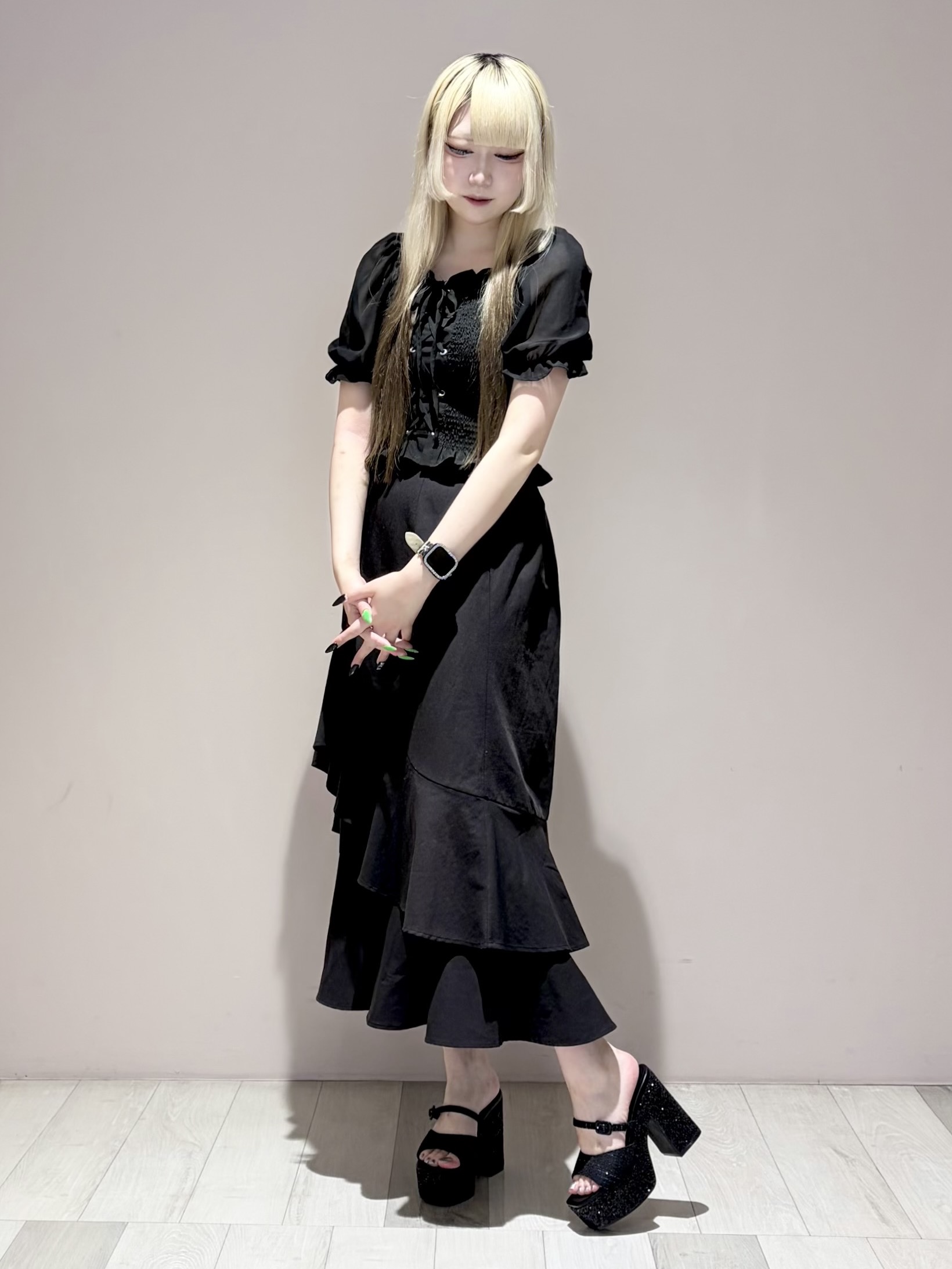 しおりんさんの「ESPERANZA｜【ラク盛り／サンダル】 リピーター続出／脚長美脚 グリッターソールツイードミュール」を使ったコーディネート