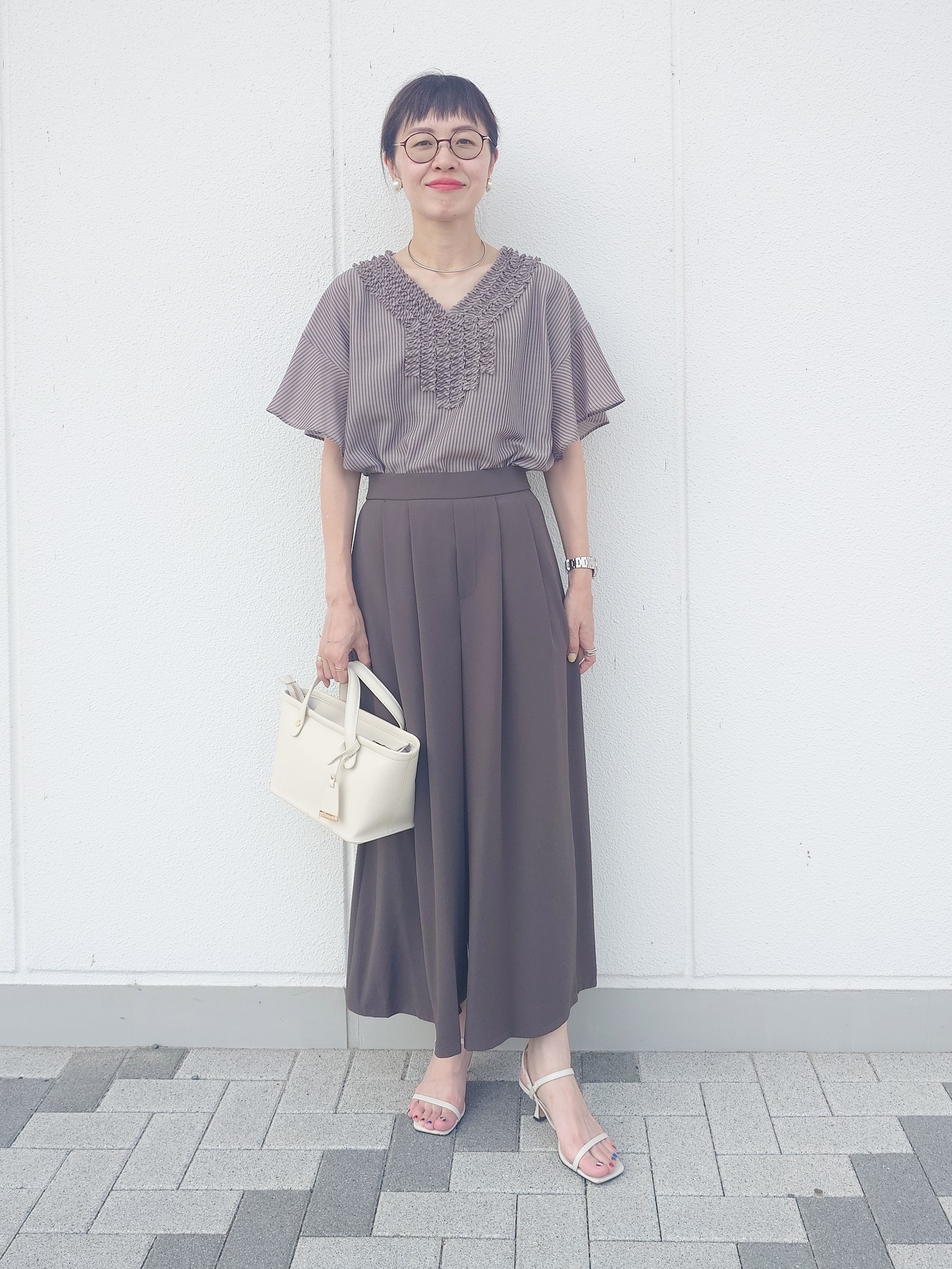 MUTSUKOさんの「UNTITLED｜【接触冷感/通気性/洗える】Vネックフリルブラウス」を使ったコーディネート