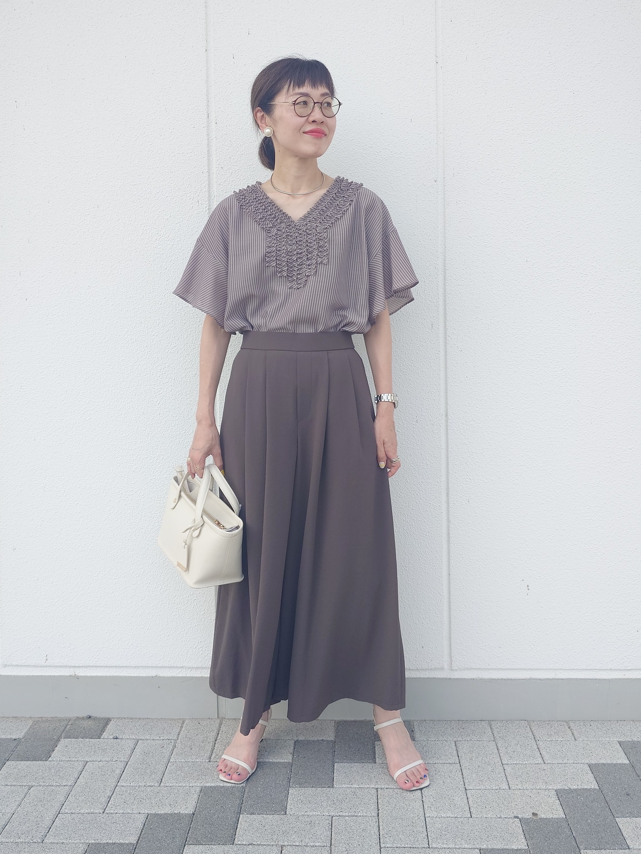 MUTSUKOさんの「UNTITLED｜【接触冷感/通気性/洗える】Vネックフリルブラウス」を使ったコーディネート