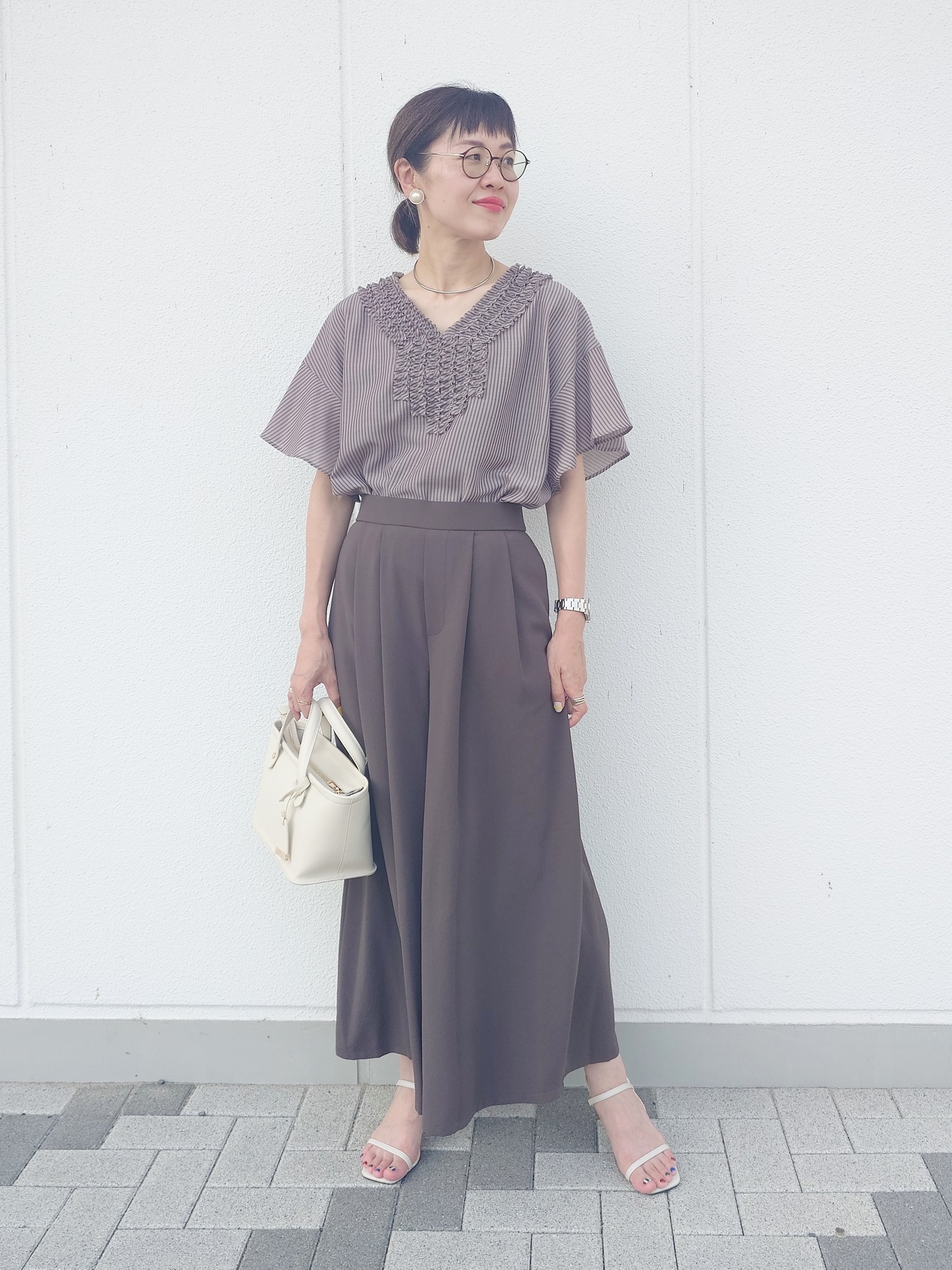 MUTSUKOさんの「UNTITLED｜【接触冷感/通気性/洗える】Vネックフリルブラウス」を使ったコーディネート