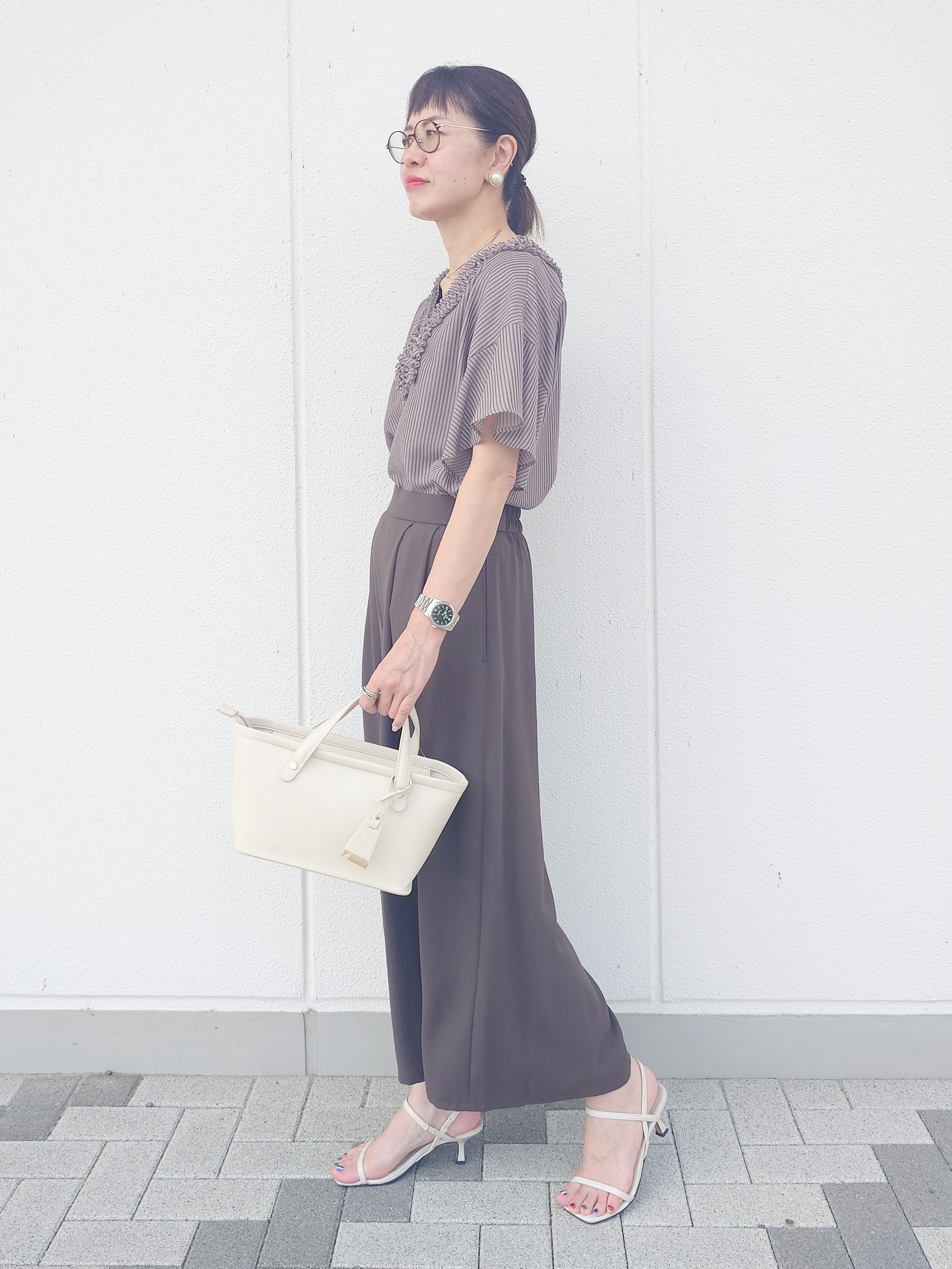 MUTSUKOさんの「UNTITLED｜【接触冷感/通気性/洗える】Vネックフリルブラウス」を使ったコーディネート