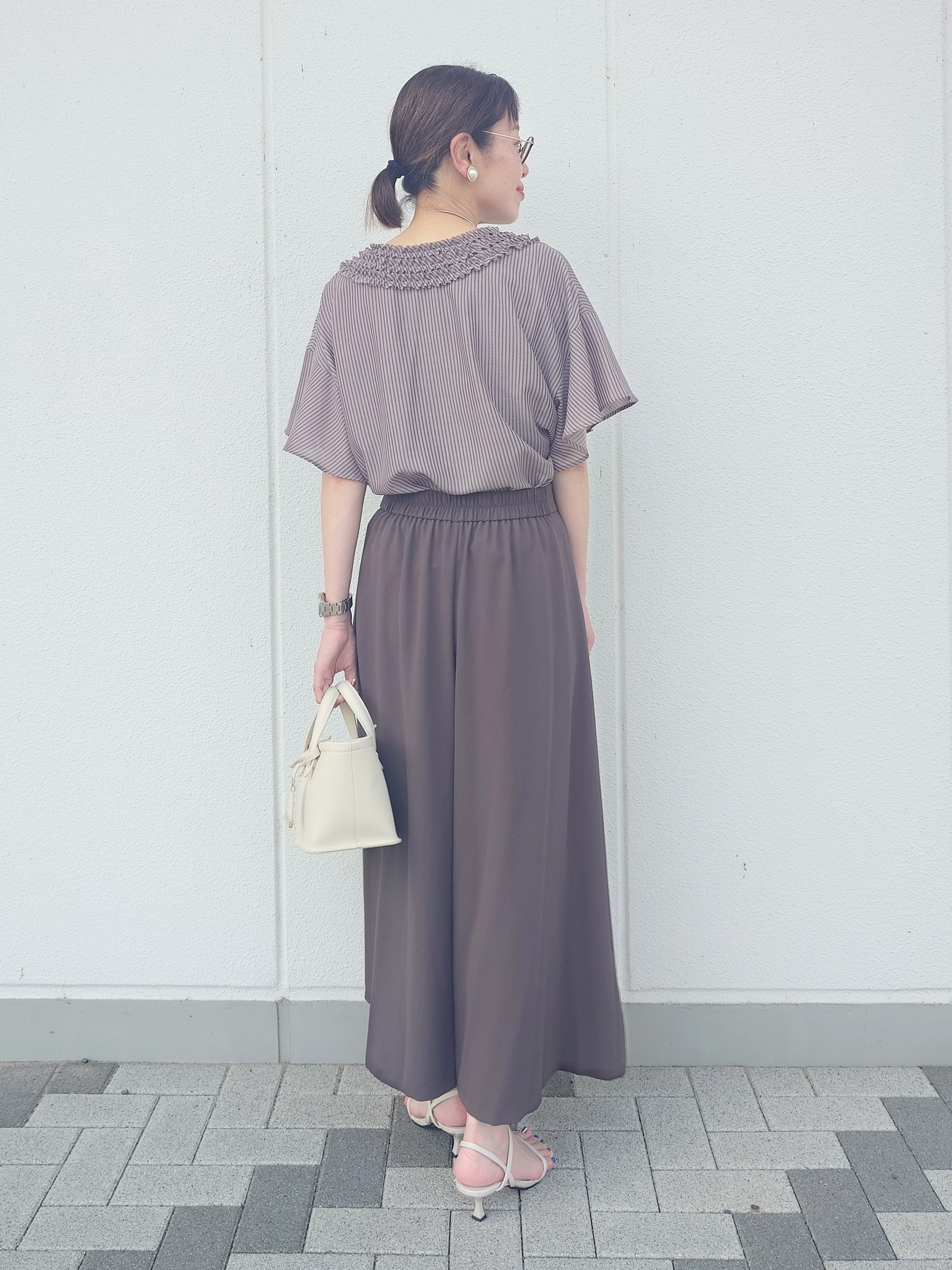 MUTSUKOさんの「UNTITLED｜【接触冷感/通気性/洗える】Vネックフリルブラウス」を使ったコーディネート