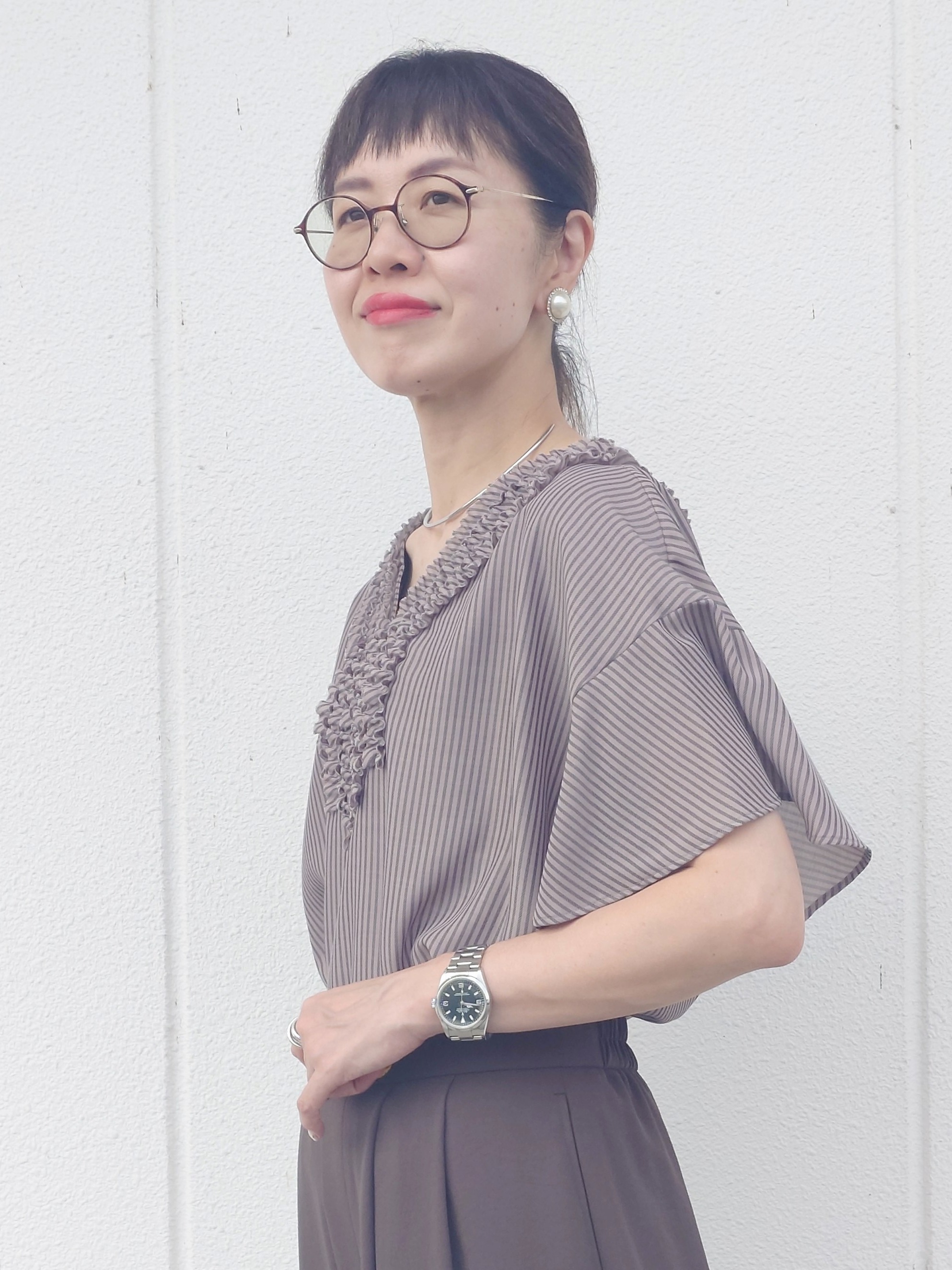 MUTSUKOさんの「UNTITLED｜【接触冷感/通気性/洗える】Vネックフリルブラウス」を使ったコーディネート