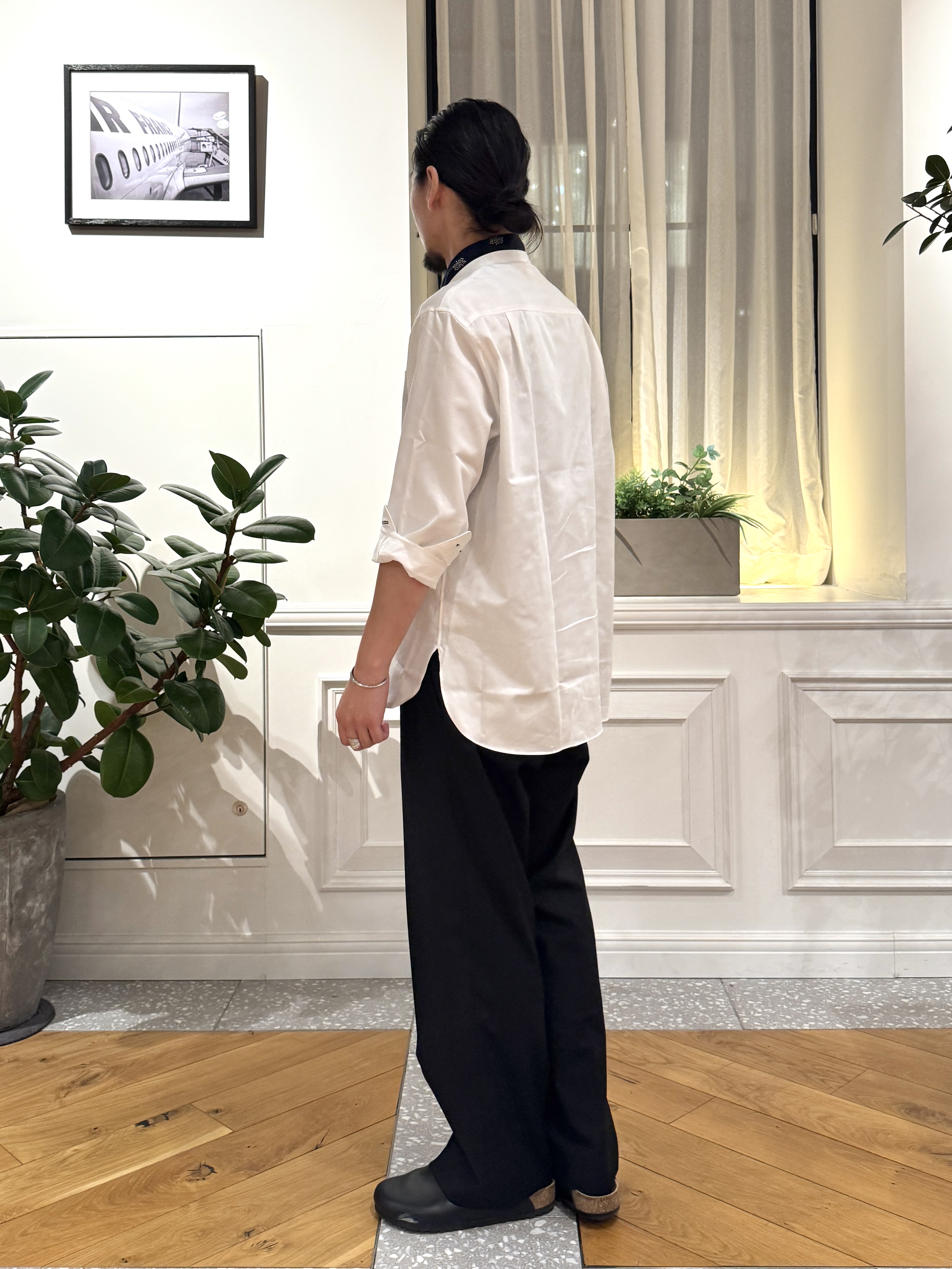 kawarataniさんの「DRESSTERIOR｜【日本製】バンドカラー高密度ツイルシャツ」を使ったコーディネート