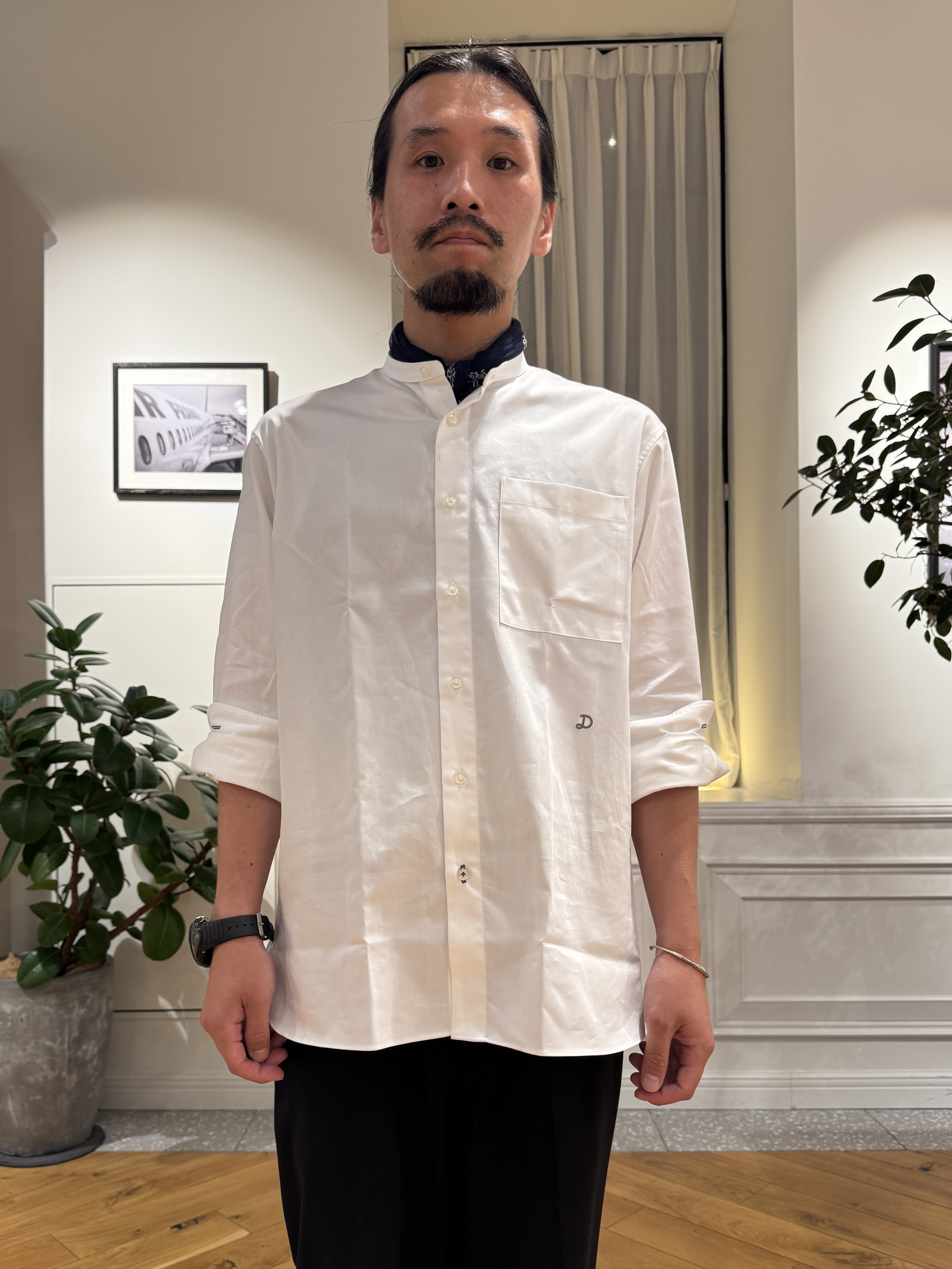 kawarataniさんの「DRESSTERIOR｜【日本製】バンドカラー高密度ツイルシャツ」を使ったコーディネート