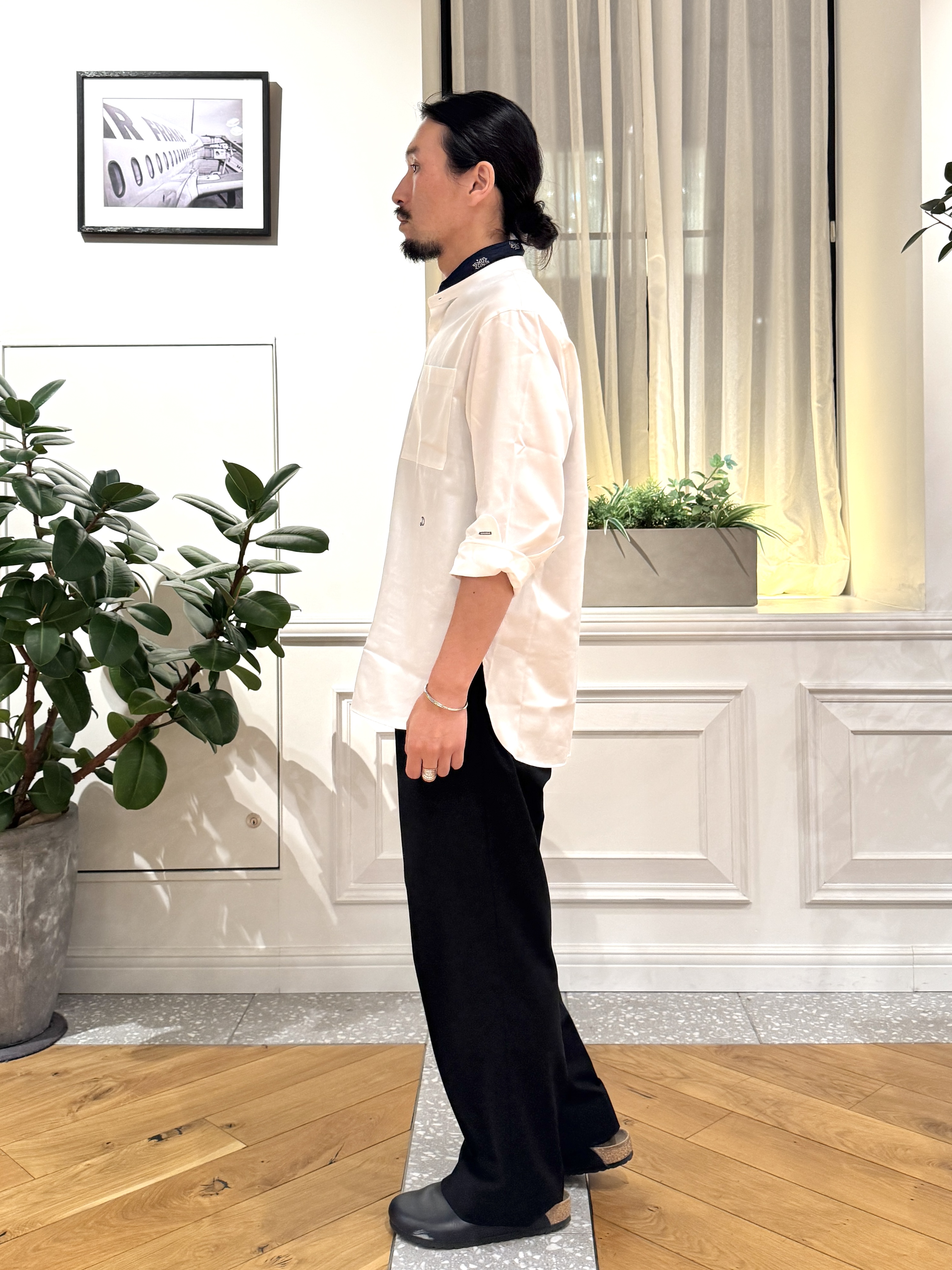 kawarataniさんの「DRESSTERIOR｜【日本製】バンドカラー高密度ツイルシャツ」を使ったコーディネート