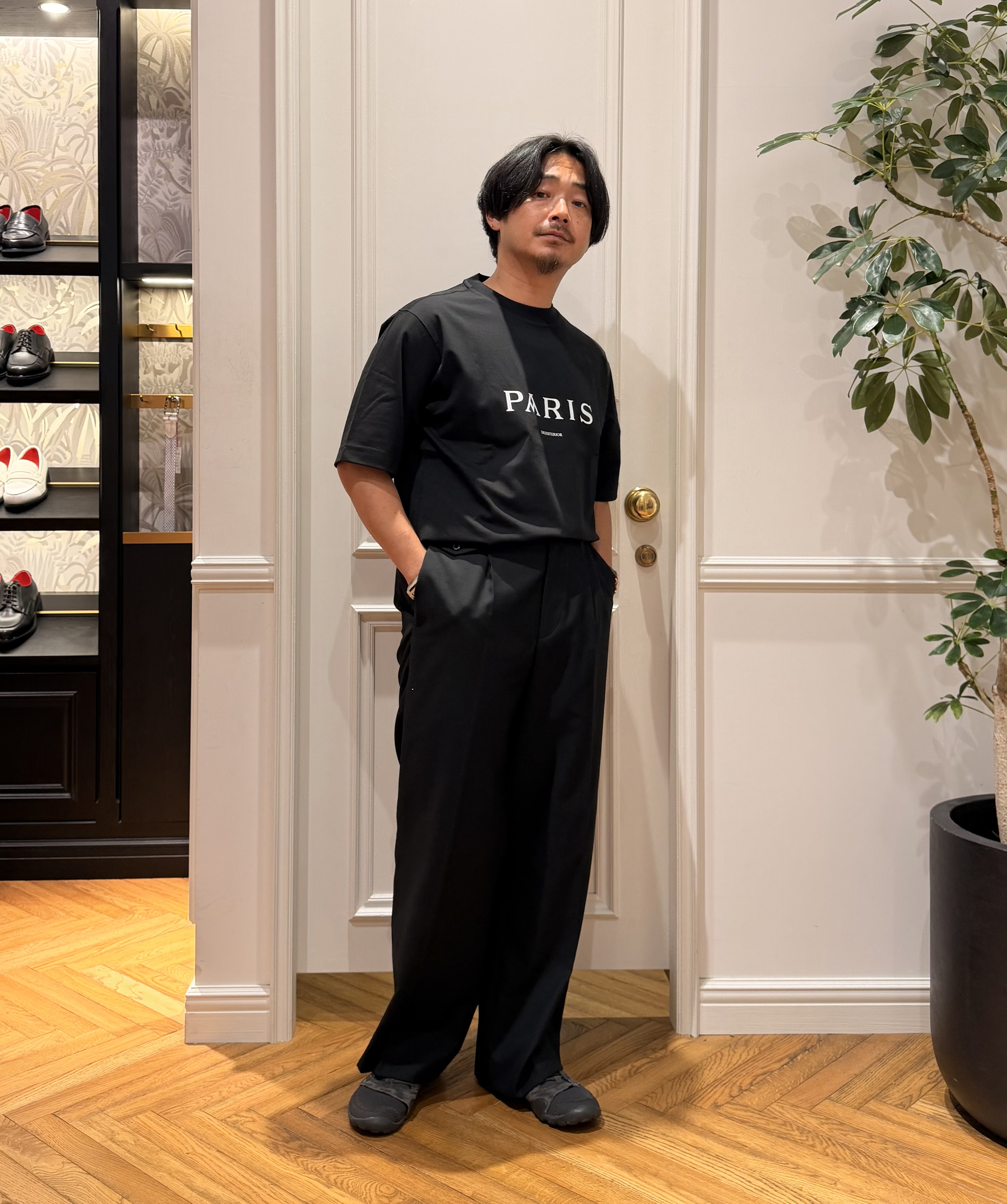鶴田大士さんの「DRESSTERIOR｜【接触冷感／UVカット／抗菌防臭／しわ防止】クールデオドラント ロゴTシャツ」を使ったコーディネート