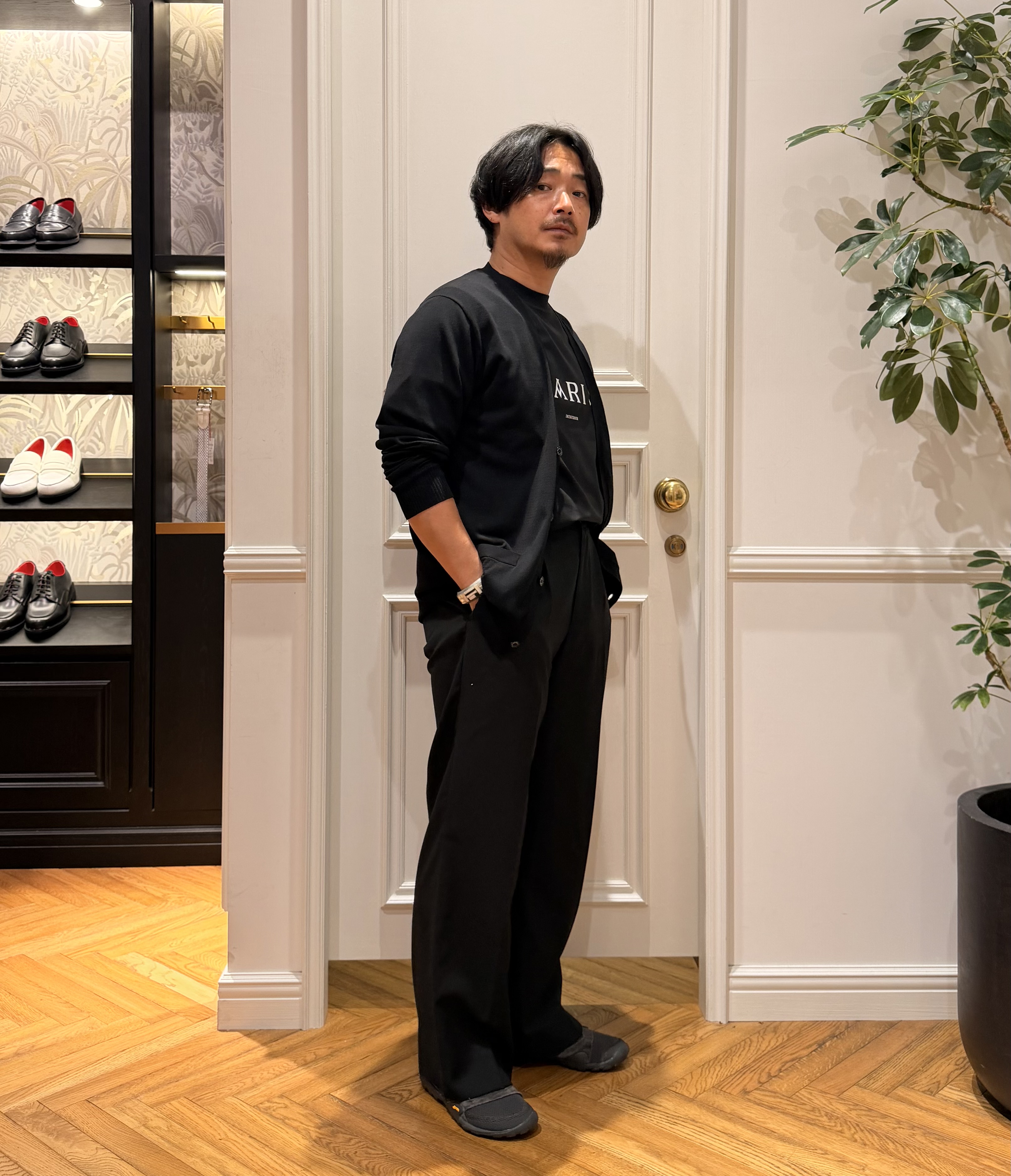 鶴田大士さんの「DRESSTERIOR｜【ウォッシャブル】コットンシルク ニットカーディガン」を使ったコーディネート