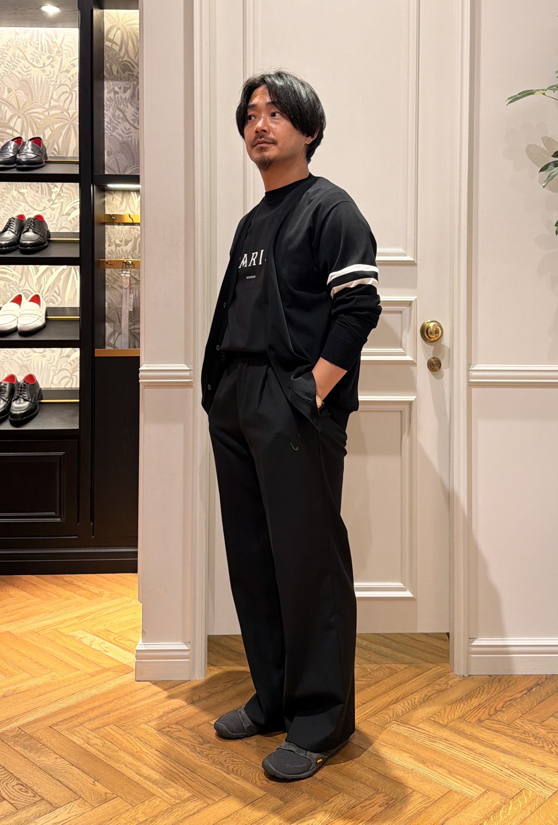 鶴田大士さんの「DRESSTERIOR｜【ウォッシャブル】コットンシルク ニットカーディガン」を使ったコーディネート