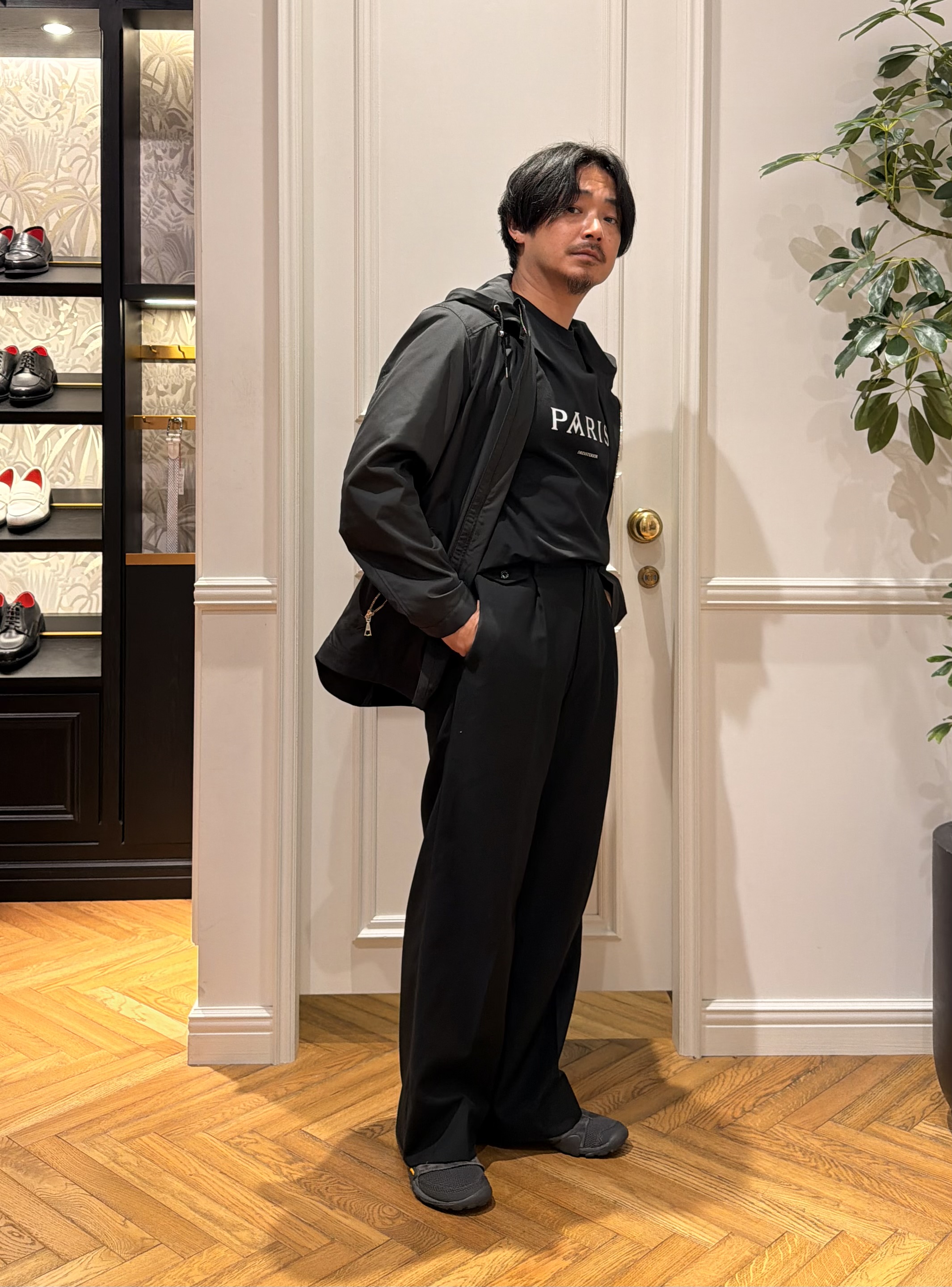 鶴田大士さんの「DRESSTERIOR｜【接触冷感／UVカット／抗菌防臭／しわ防止】クールデオドラント ロゴTシャツ」を使ったコーディネート