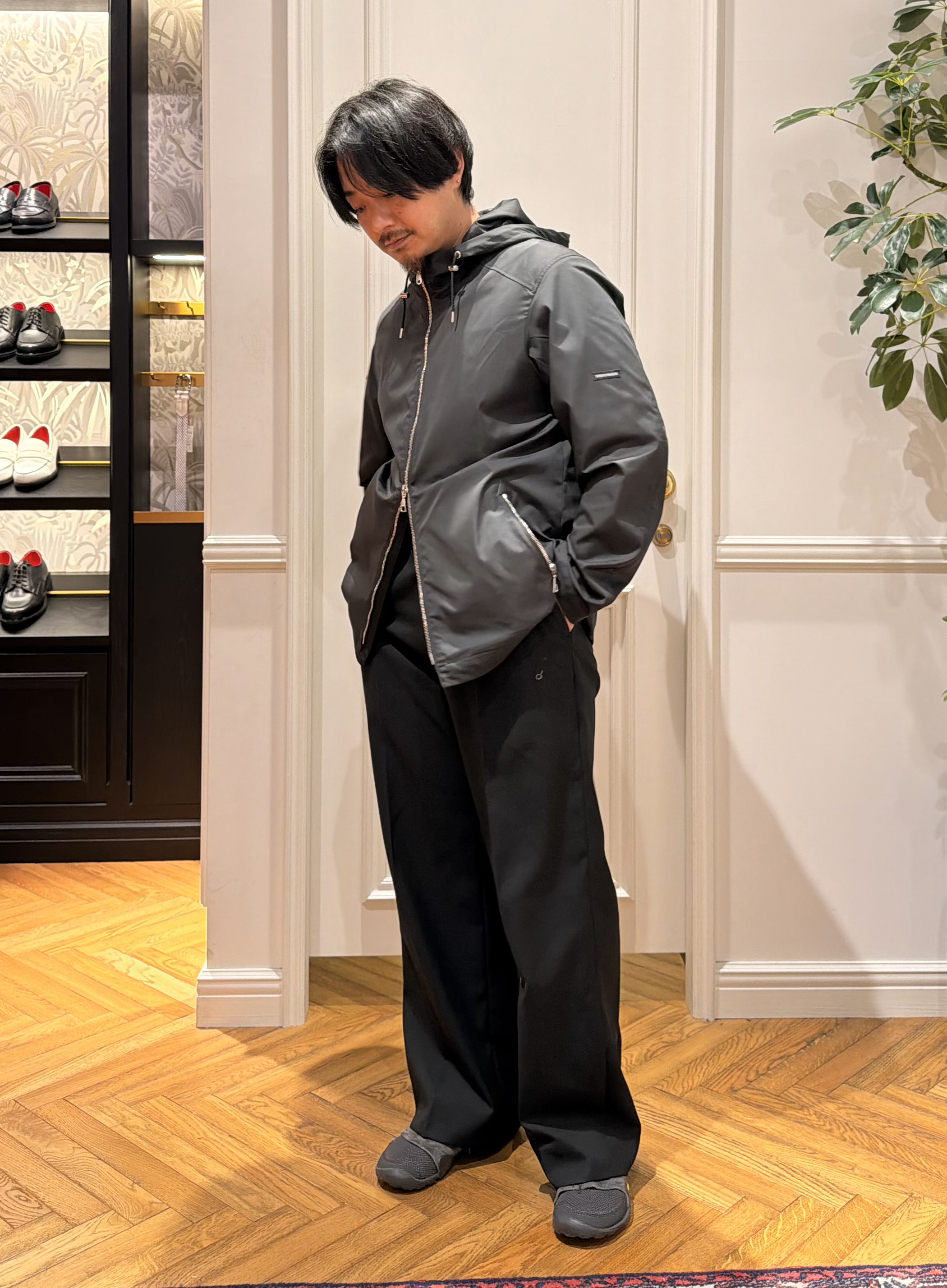 鶴田大士さんの「DRESSTERIOR｜【接触冷感／UVカット／抗菌防臭／しわ防止】クールデオドラント ロゴTシャツ」を使ったコーディネート