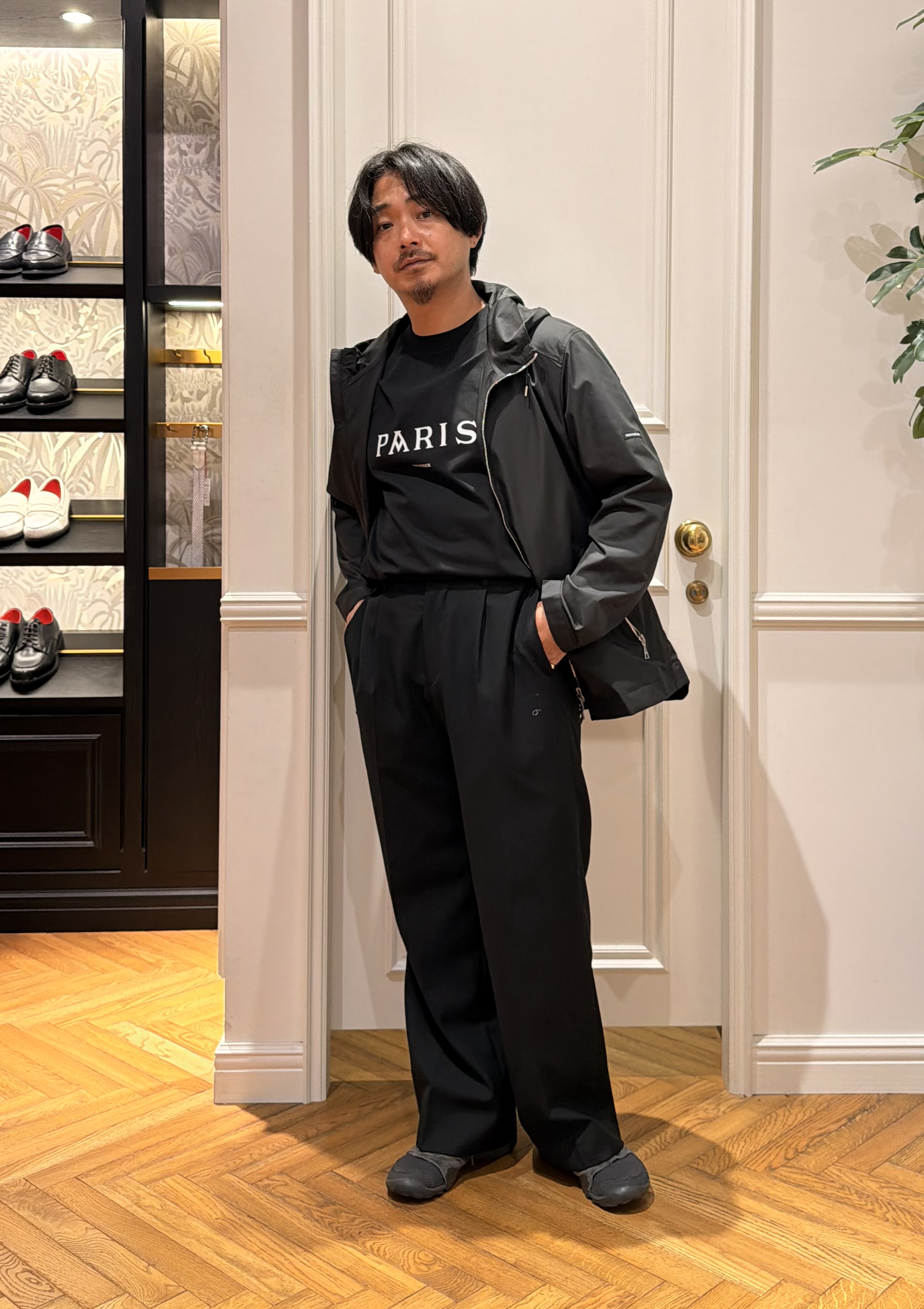 鶴田大士さんの「DRESSTERIOR｜【接触冷感／UVカット／抗菌防臭／しわ防止】クールデオドラント ロゴTシャツ」を使ったコーディネート