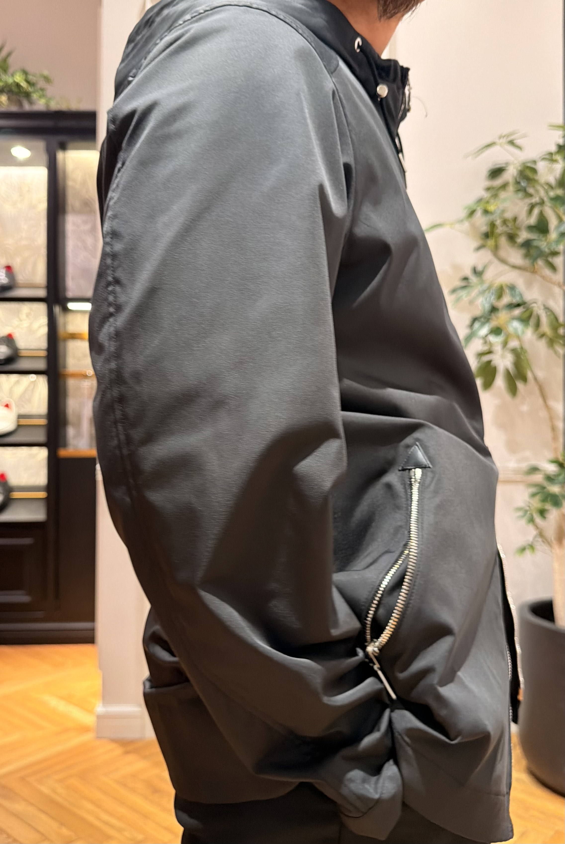 鶴田大士さんの「DRESSTERIOR｜【接触冷感／UVカット／抗菌防臭／しわ防止】クールデオドラント ロゴTシャツ」を使ったコーディネート