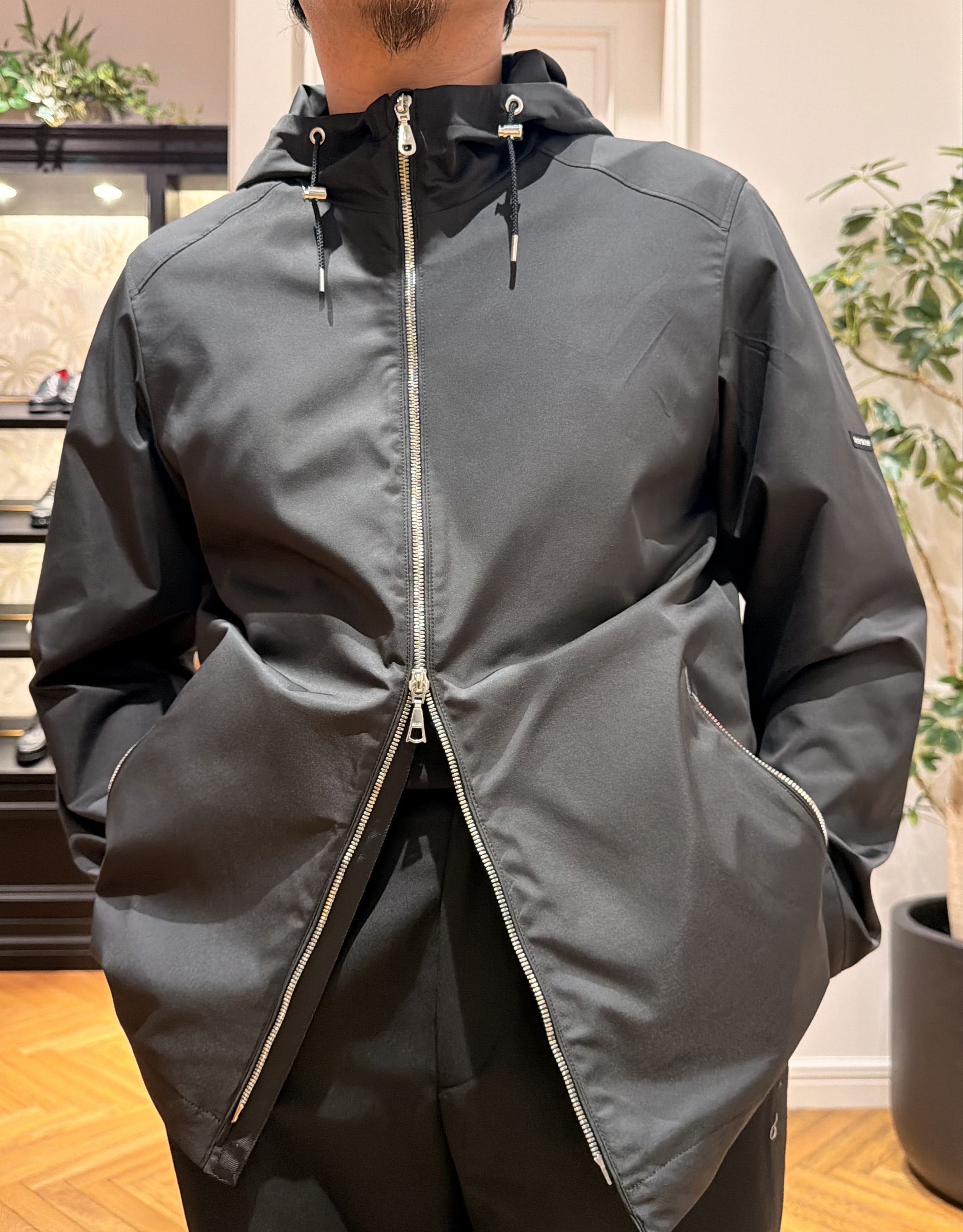鶴田大士さんの「DRESSTERIOR｜【接触冷感／UVカット／抗菌防臭／しわ防止】クールデオドラント ロゴTシャツ」を使ったコーディネート