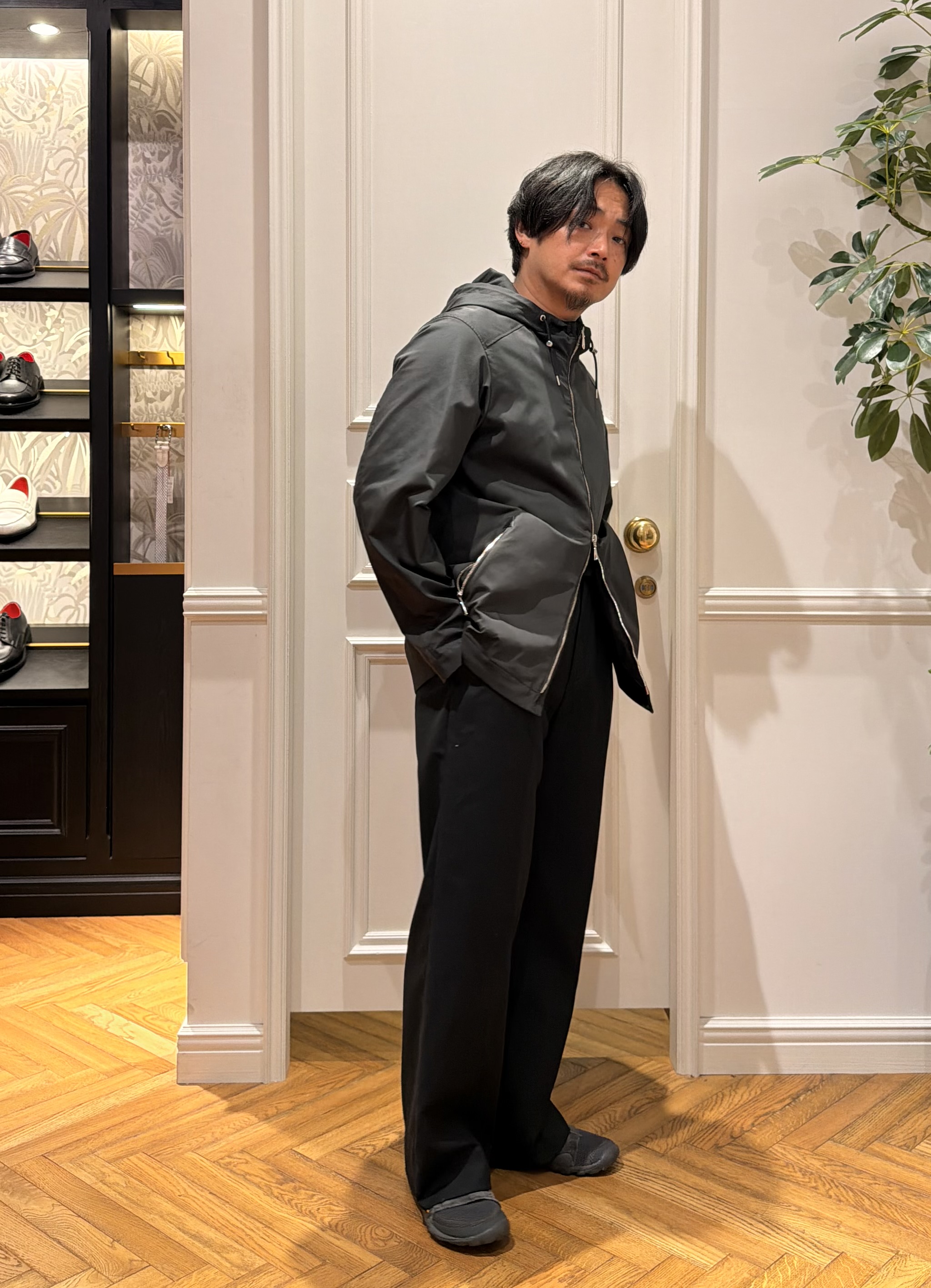 鶴田大士さんの「DRESSTERIOR｜【接触冷感／UVカット／抗菌防臭／しわ防止】クールデオドラント ロゴTシャツ」を使ったコーディネート