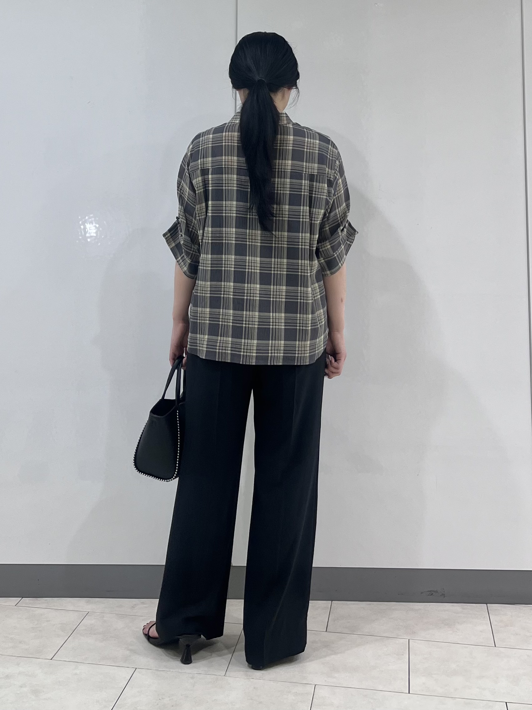hasuさんの「INDIVI｜【コットン100％／透け感／2WAY】袖アレンジ チェックシャツ」を使ったコーディネート
