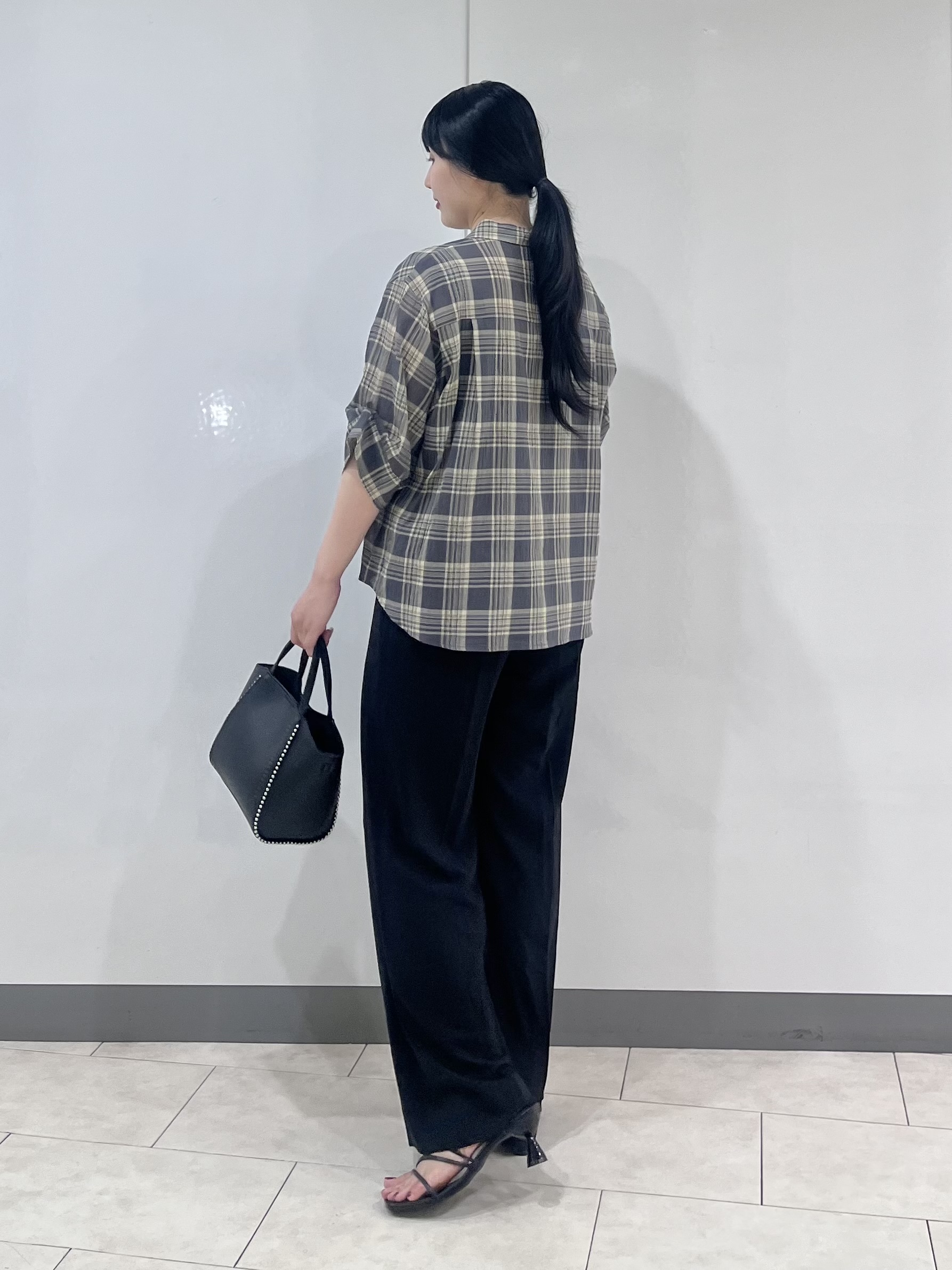 hasuさんの「INDIVI｜【コットン100％／透け感／2WAY】袖アレンジ チェックシャツ」を使ったコーディネート