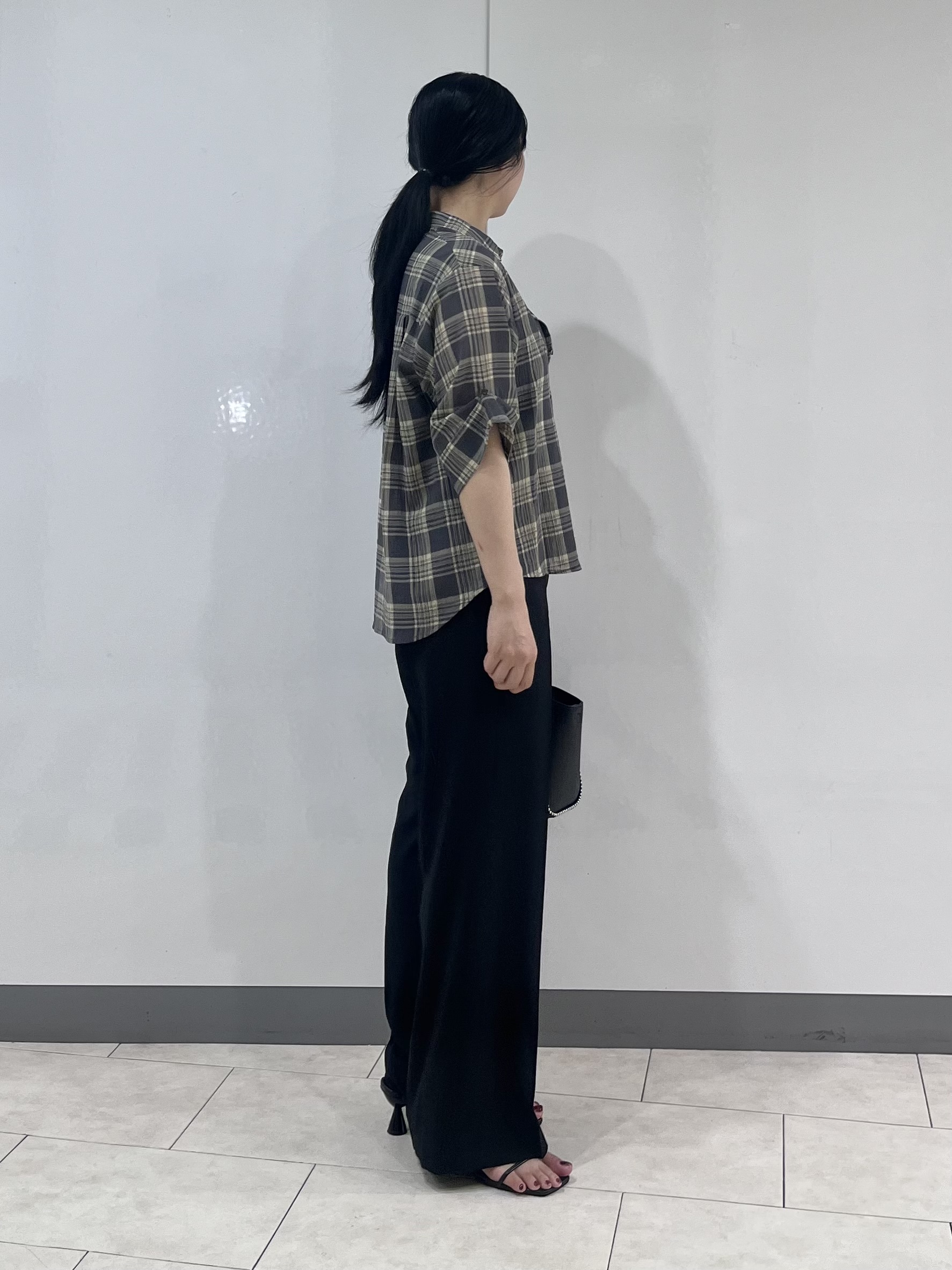 hasuさんの「INDIVI｜【コットン100％／透け感／2WAY】袖アレンジ チェックシャツ」を使ったコーディネート