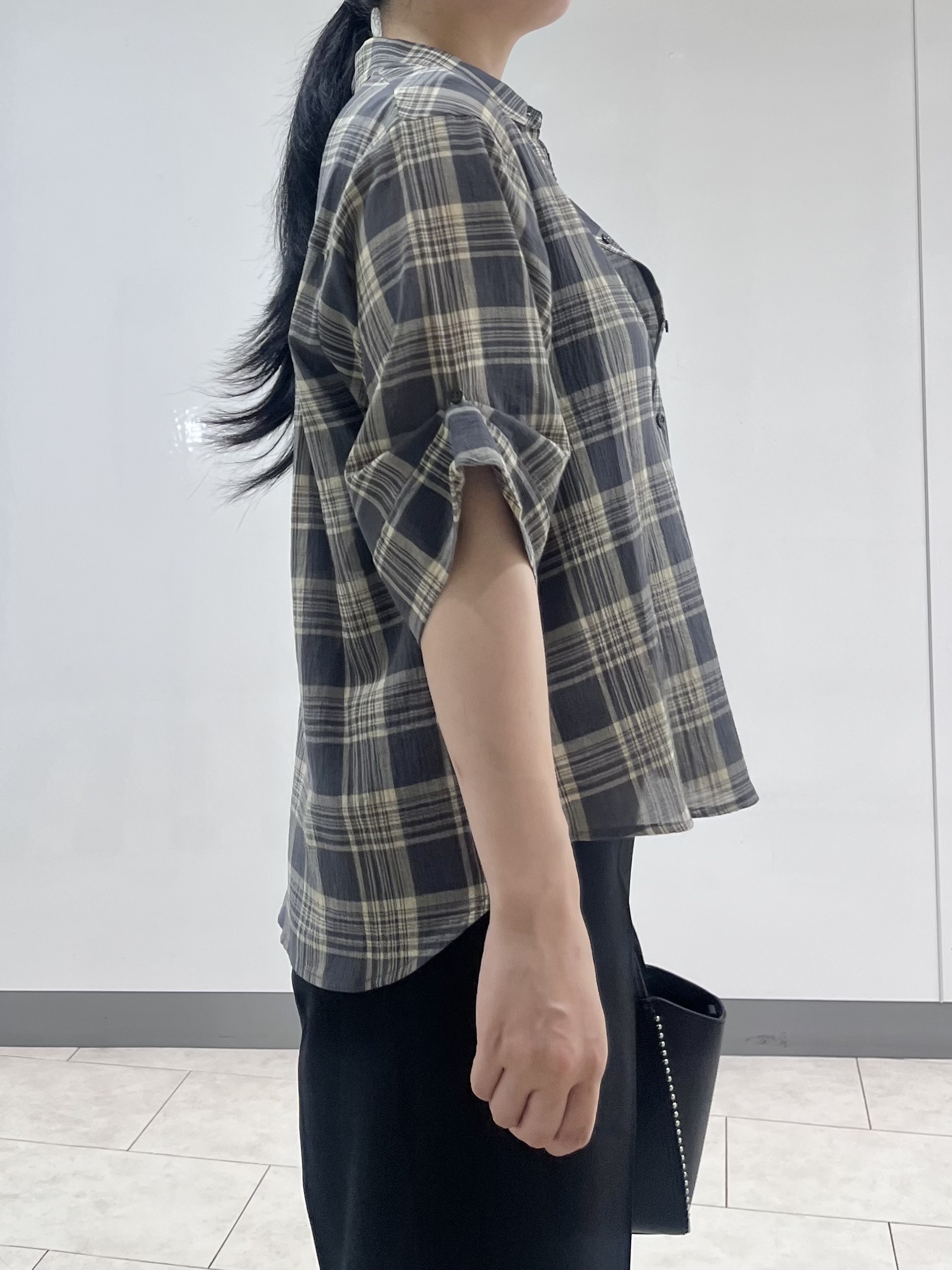 hasuさんの「INDIVI｜【コットン100％／透け感／2WAY】袖アレンジ チェックシャツ」を使ったコーディネート